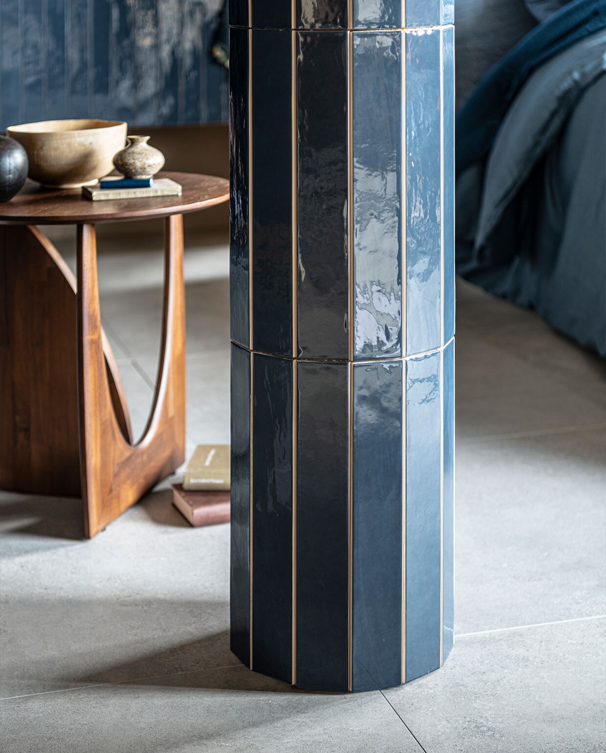 Wandtegel Marrakesh in kleur Ocean Blue, glans (ook in mat), 6,5×40 cm, per m² € 62,35. Vloertegel Raw in kleur Grey, 80×80 cm, per m² € 65,-. | M.m.v. melchiorinterieur.nl (bijzettafel), zarahome.com (aardewerken schaal). Overig privébezit. vtwonen 11-2021 | productie Tanja Saarberg |  styling Kim van Rossenberg | fotografie sjoerd eickmans