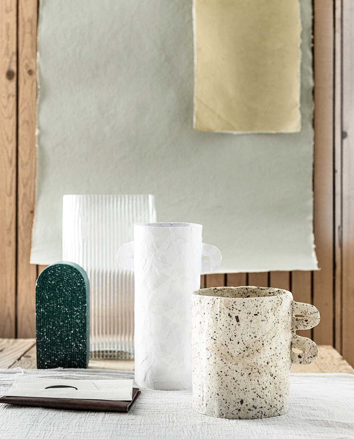 Vaas Ribbed, object van groen terrazzo (hkliving.nl). Papier terrazzo, lichtblauw, goud (vliegerpapier.nl). vtwonen 2020 DIY special 02 | Ontwerp &amp; styling Marlies Does | Fotografie Sjoerd Eickmans