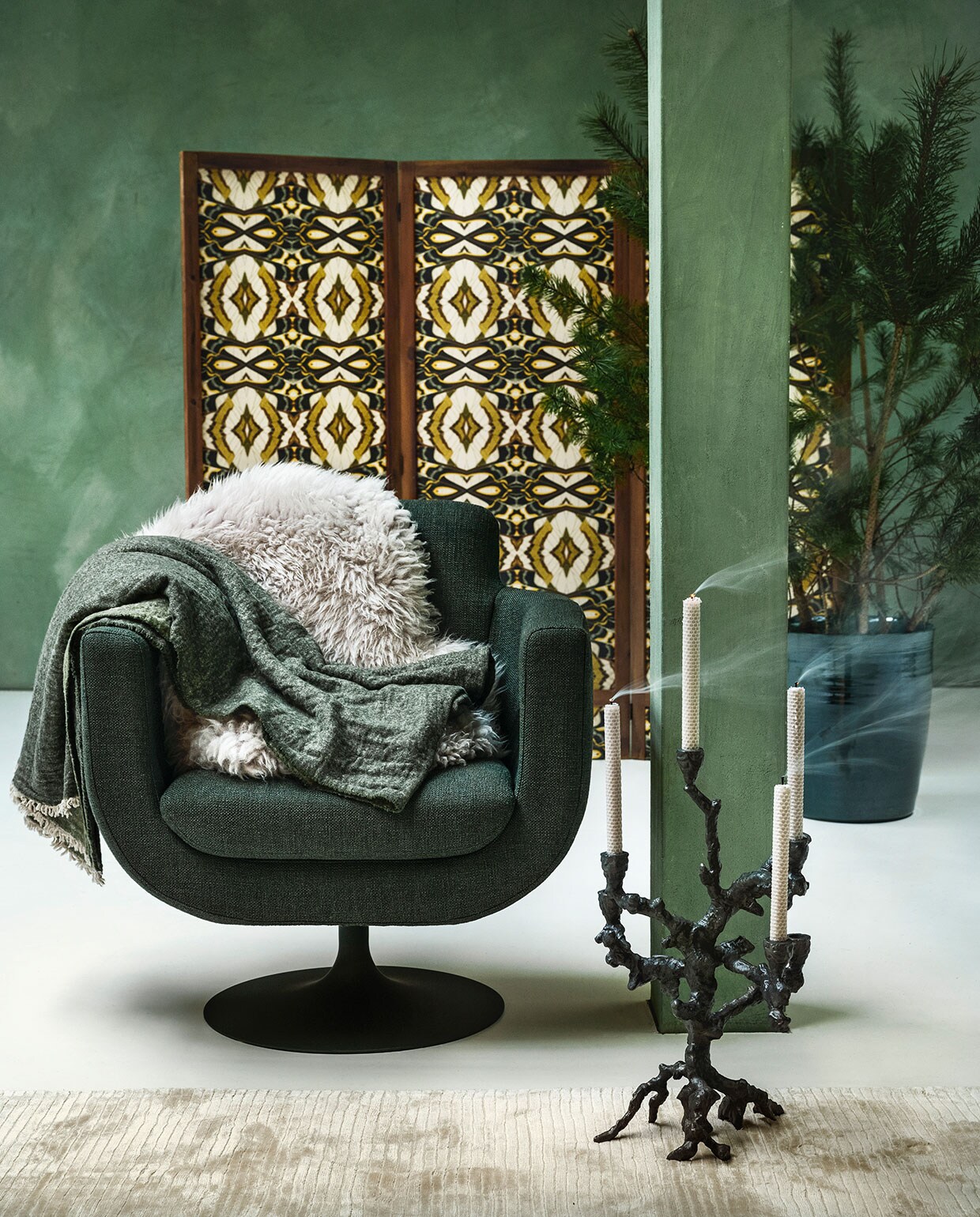 Fauteuil Swivel Kirk € 1385,-, schapenvel € 135,-, kandelaar € 215,-(polspotten.nl). Linnen plaid € 99,95 (vandyckshop.nl). Laagpolig vloerkleed prijs op aanvraag (hkliving.nl). Pot € 155,- (loods5.nl). Panelen prijs op aanvraag (com-anders.nl), met daarop behang Casca Belle, per rol € 99,95 (artwallcollection.com). Kalkverf Lagune, per liter € 48,- (cartecolori-dialma.nl). vtwonen 01-2021 | styling Marianne Luning | fotografie Stan Koolen