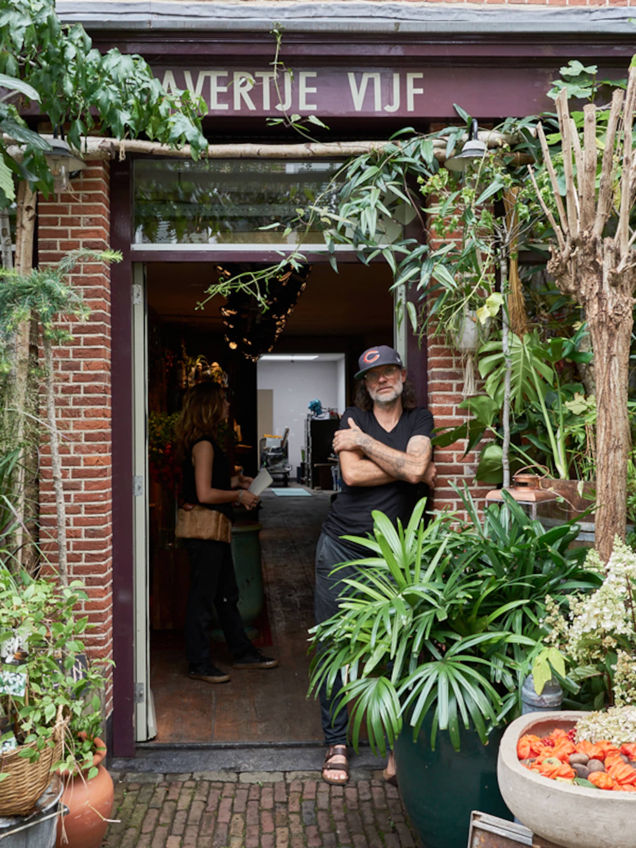 paul woont boven zijn bloemenatelier in hartje haarlem