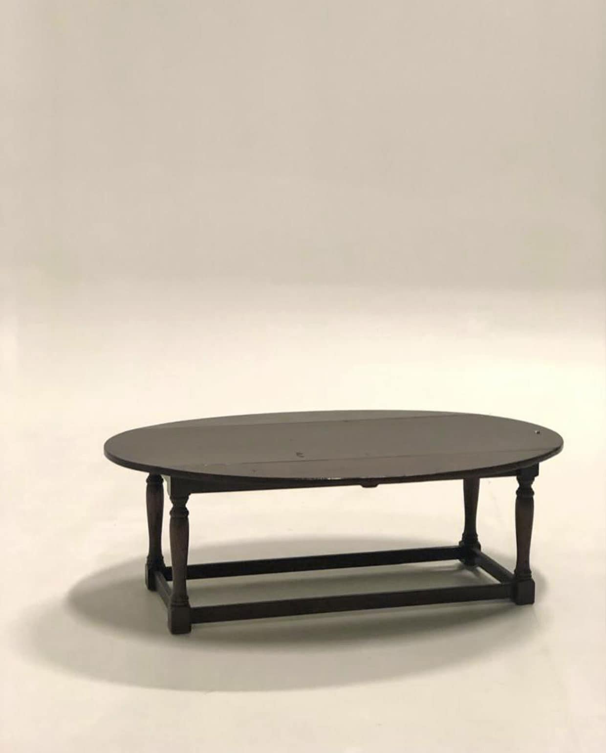 Tafel uit de kringloopwinkel Beeld: vtwonen 09 | styling Liza Wassenaar | fotografie Alexander van Berge | assistentie Kula Isabelle van den Broek