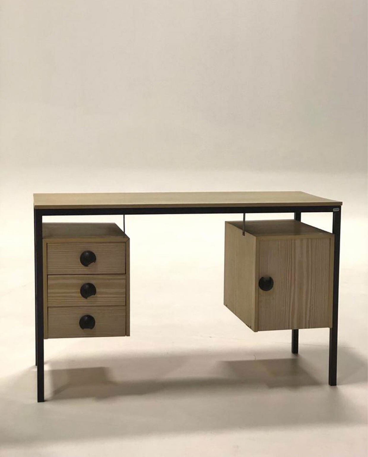 Bureau uit de kringloopwinkel Beeld: vtwonen 09 | styling Liza Wassenaar | fotografie Alexander van Berge | assistentie Kula Isabelle van den Broek