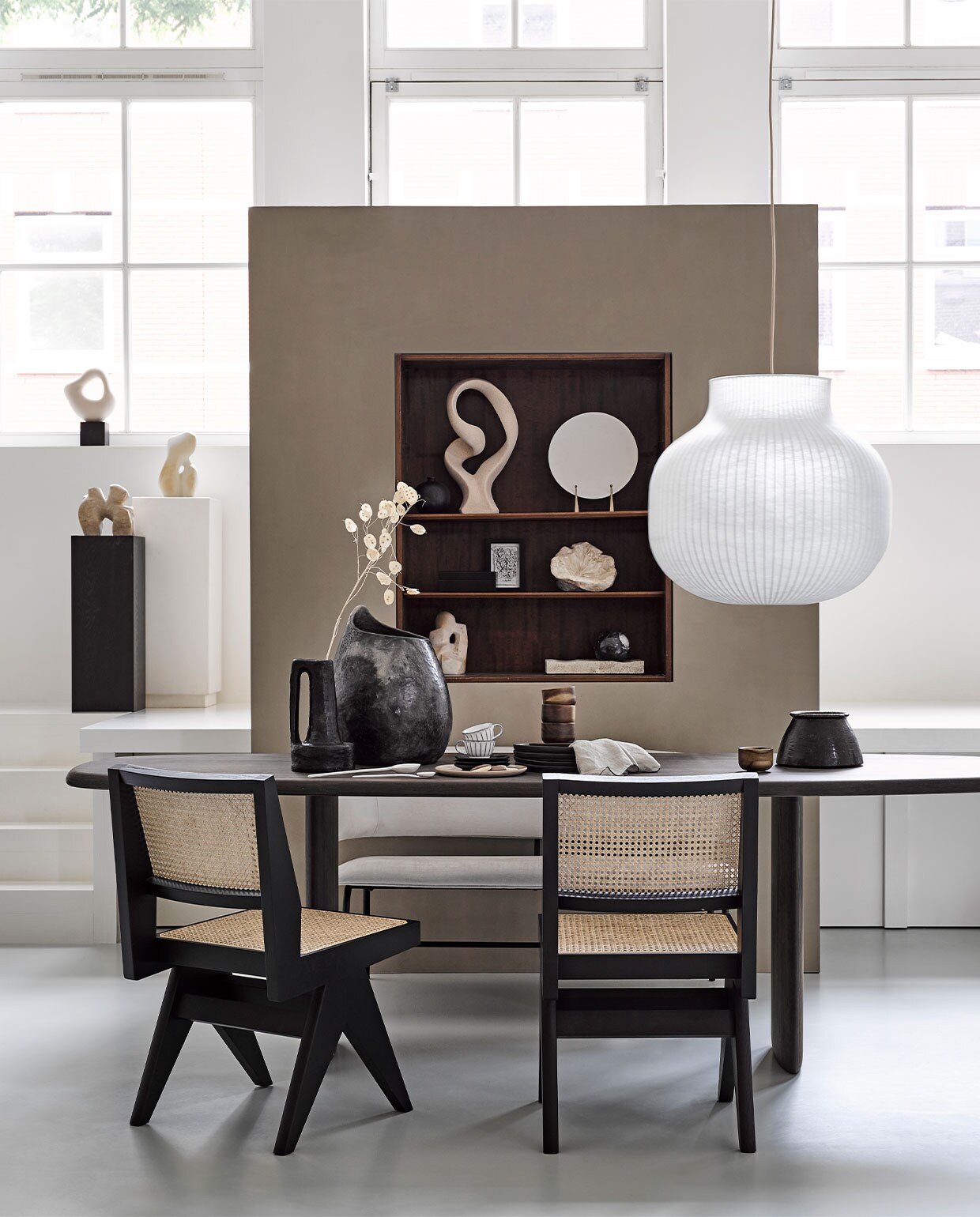 Lage kast € 60,- (com-anders.nl). Eettafel prijs op aanvraag (wdstck.eu). Stoelen € 1090,- van (edha-interieur.nl). Hanglamp Strand Closed van Muuto 80×54,8 cm (Øxh) € 795,- (loods5.nl). Bank Grazi van Mica Decorations € 310,-, beige ornament in kast € 86,-, servet Gracie in simply taupe van Broste Copenhagen, 45×45 cm € 11,95, houten mokjes Collage per stuk € 13,10, zwarte borden Inku per stuk € 14,30, groot bord Pure € 17,99,- en witte espressokoppen Inku van Serax per stuk € 2,30 (vtwonen.nl). Zwarte vaas met handvat € 89,- en grote vaas op tafel € 230,- (couleurlocale.eu). Droogbloemen (waterdrinker.nl). Witte pilaar € 85,- (covanderhorst.nl). Wit beeld in vensterbank € 24,99, bruine pilaar € 79,99, zwart bakje €19,99 en zwarte marmeren bol in kast € 24,99 (hm.com). Wit beeld op sokkel Aphrodite, 27 cm (h), bruin beeld op sokkel Soulmates, 22 cm (h) en wit beeldje in kast Stapeling 22 cm (h) prijzen op aanvraag (beeldenvansteen.nl). Ingelijste print gezicht in kast prijs op aanvraag (timothyvanoorschot.com). Klein papieren ornament in zwamvorm prijs op aanvraag (elsavisser.com). Marmeren schaal € 45,99, bord op standaard € 29,99 en zwart vaasje in kast € 39,99 (zarahome.com). Beeld: vtwonen 09 | styling Liza Wassenaar | fotografie Alexander van Berge | assistentie Kula Isabelle van den Broek