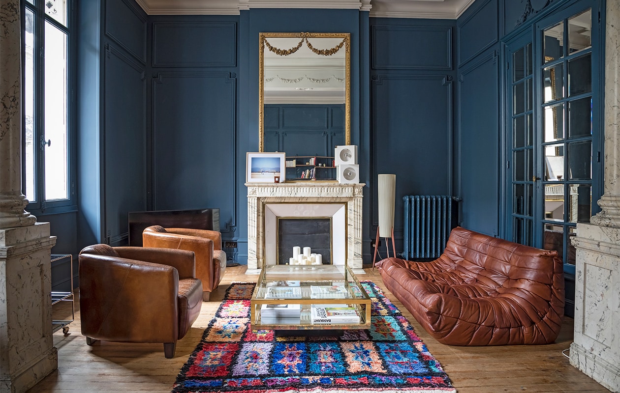 Leren fauteuils tweedehands. Salontafel Sentou. Vintage bank Togo Ligne Roset via selency.fr. Vintage vloerlamp Habitat. Overig onbekend. vtwonen special zomerhuizen 07-2021 | productie &amp; tekst Anne-Catherine Scoffoni | styling Marie-Maud Levron | fotografie Cecile Perrinet-Lhermitte | tekstbewerking Monique van der Pauw