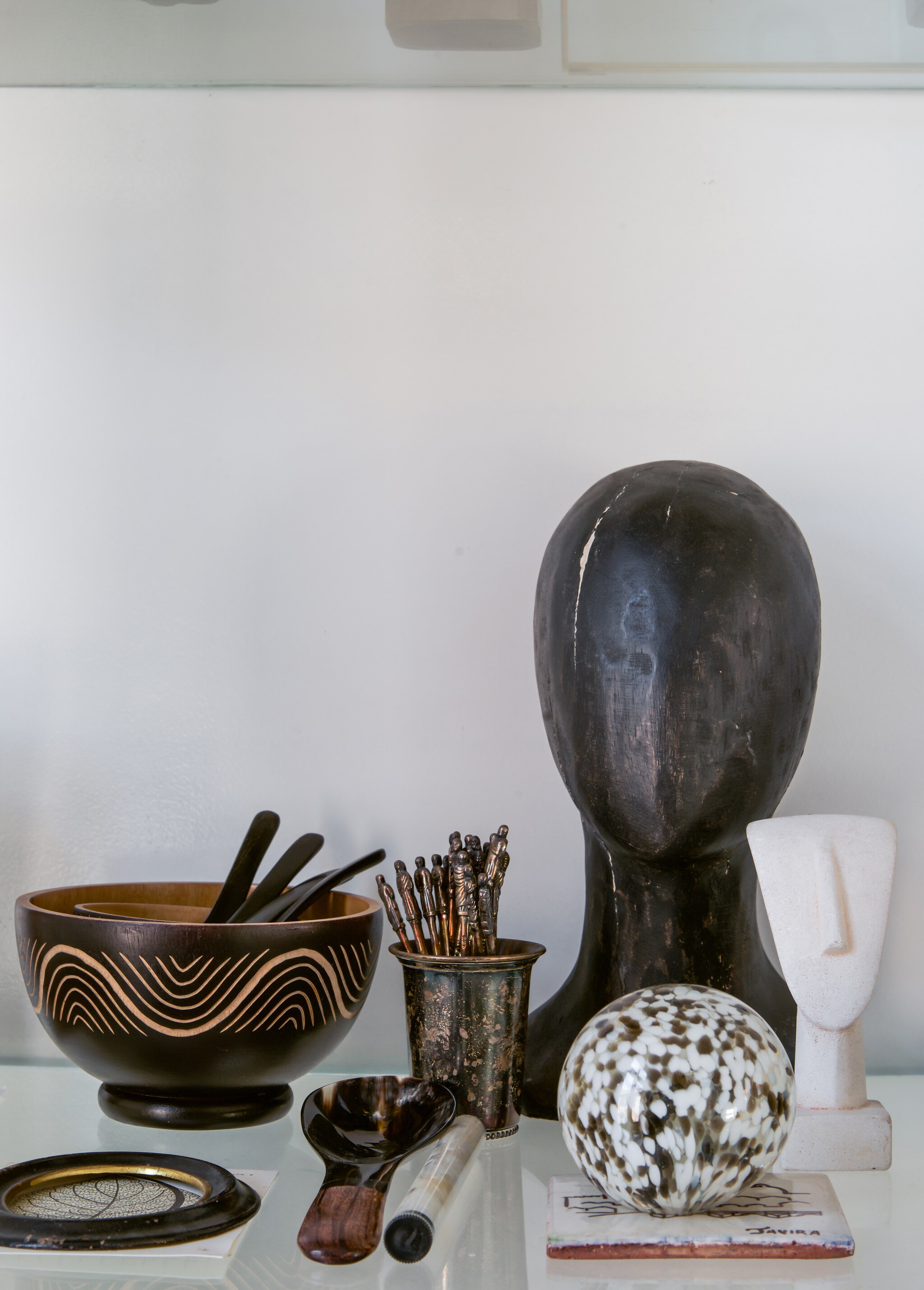 Houten schaaltjes uit Afrika. Klein hoofd kringloopwinkel. Groot hoofd HKLiving. Tegel uit Portugal. Overig herkomst onbekend. vtwonen 09-2021 | styling José Spaans | fotografie Barbara Groen