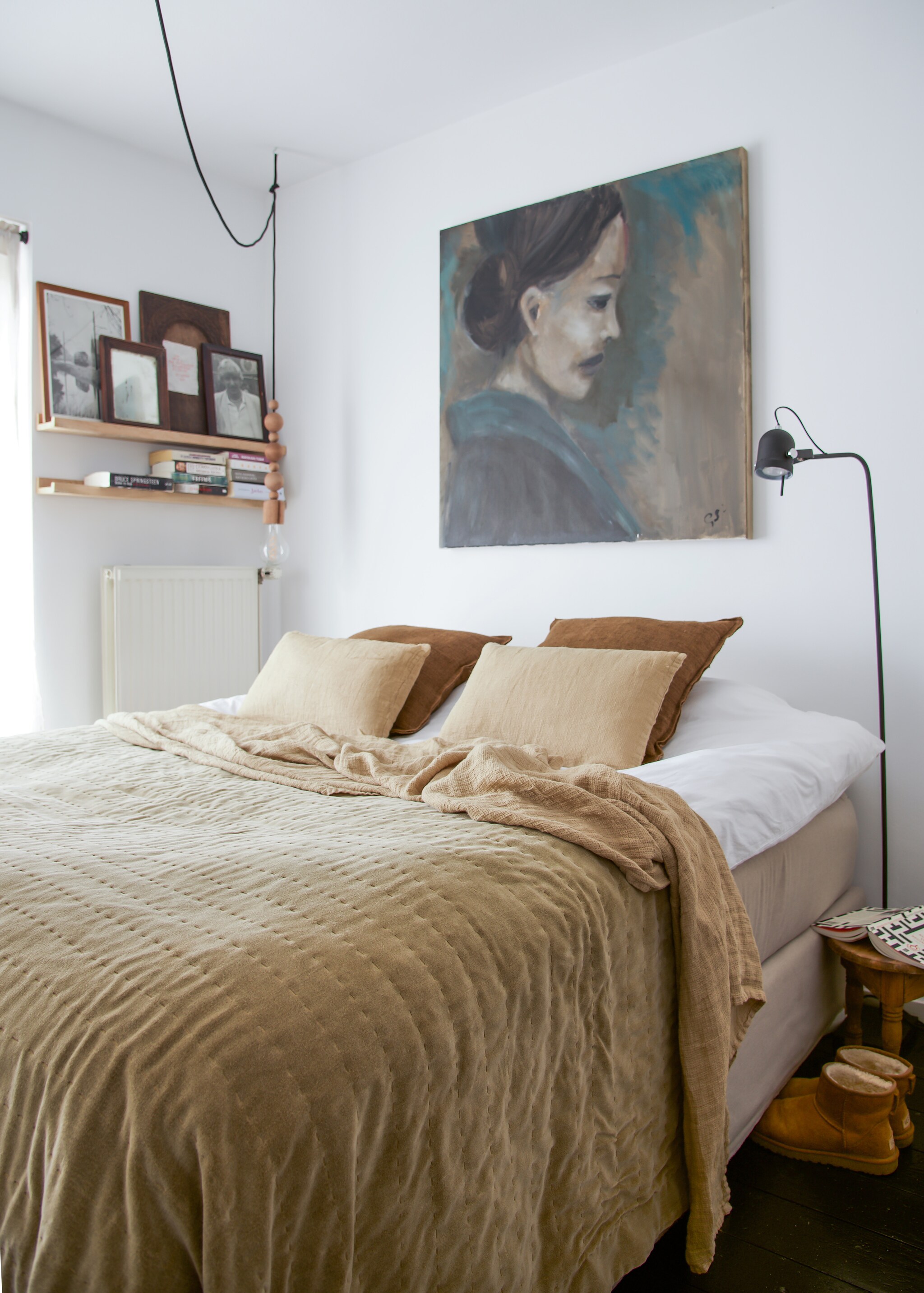Schilderij van Grace Spiegel. Dekbedovertrek, kussens en sprei AAI made with love. Staande lamp en hanglamp Kwantum. Wandrek Loods 5. Prenten en foto’s privébezit. Overig herkomst onbekend. vtwonen 09-2021 | styling José Spaans | fotografie Barbara groen