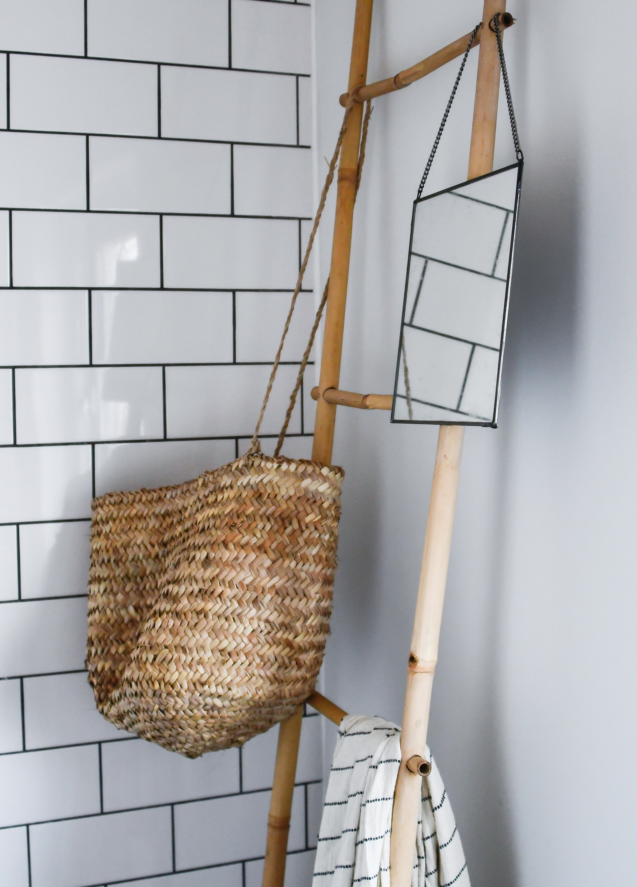 Rieten mand Kwantum. Bamboe ladder Marktplaats. Spiegel en tegels bouwmarkt. Overig herkomst onbekend. vtwonen 09-2021 | styling José Spaans | fotografie Barbara groen