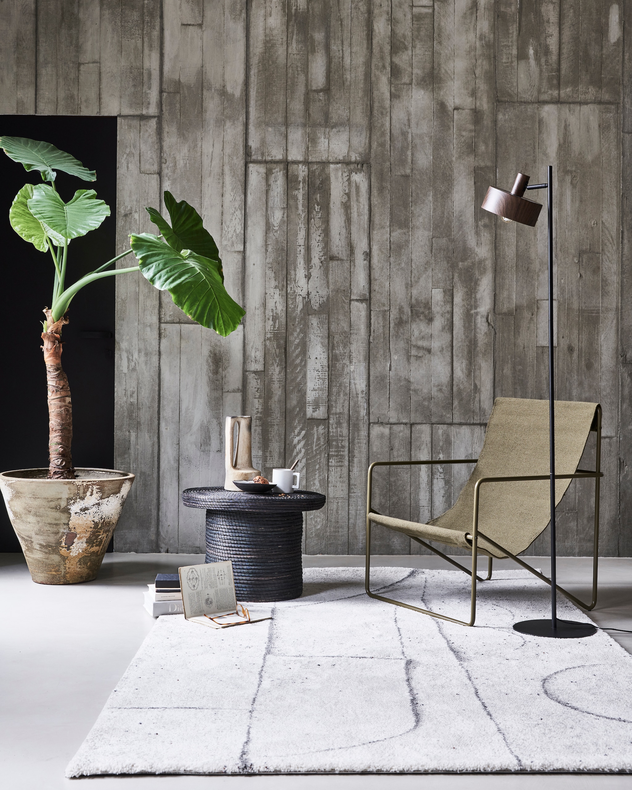 Vloerlamp Woody van bruin metaal, 28x43x160 cm (lxbxh), exclusief lichtbron € 149,-. Vloerkleed Abstract in crème, 160×230 cm € 199,-. M.m.v. couleurlocale.eu (salontafel, vaas), vtwonen.nl (fauteuil). Overig privébezit. vtwonen 11-2021 | Productie Tanja Saarberg | Styling marlies Does | Fotografie  Bart Brussee\n