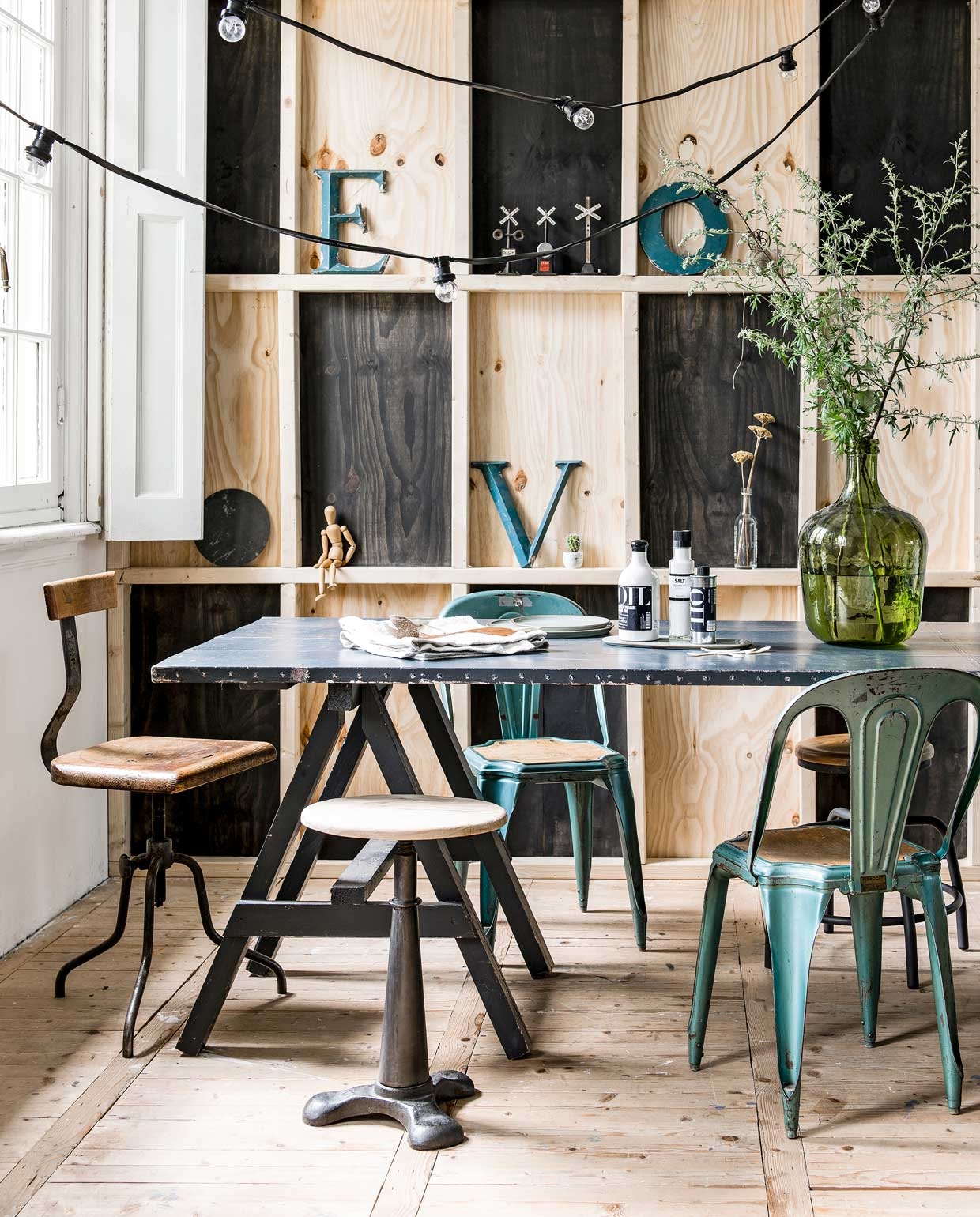 De kast werd op maat gemaakt door Tjeerd, het broertje van Marieke. Kleed komt van de kringloop, de stoel is van HK Living, de vloer is van underlayment. vtwonen 10-2015 | styling Kim van Rossenberg | fotografie Sjoerd Eickmans