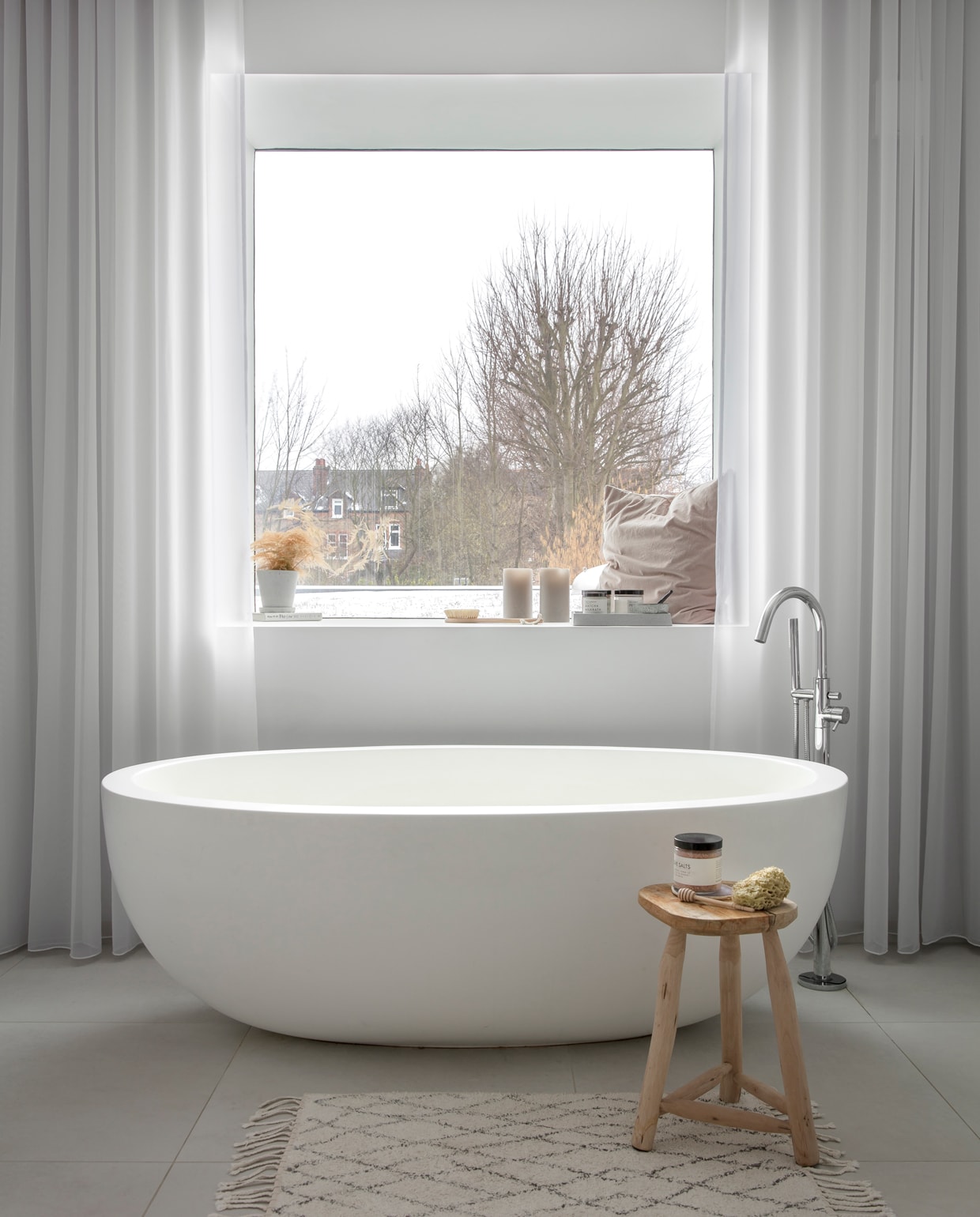 De inrichting van de badkamer is geinspireerd op een boetiekhotel. Vanuit het bad heeft Sommer uitzicht op de tuin.