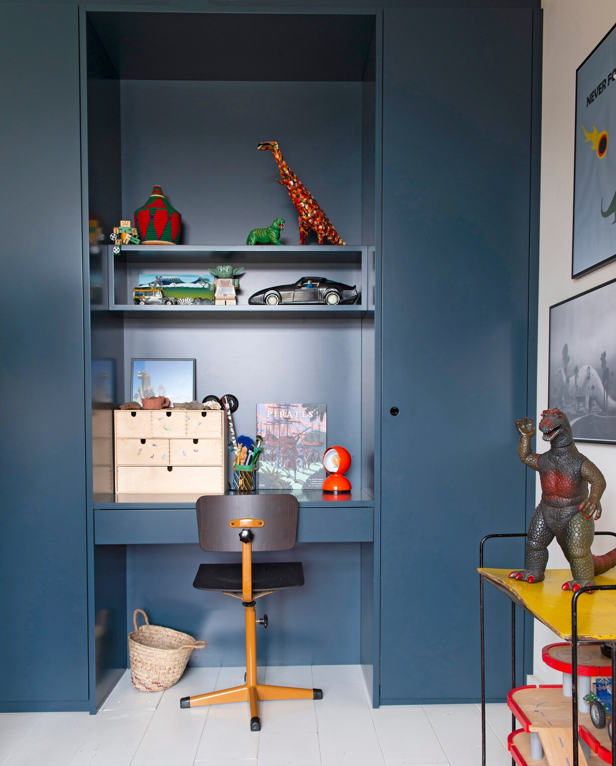 Kastenwand en bureau op de kamer van Miles op maat gemaakt door Houtwerk. Stoel De Machinekamer, oranje lamp Eclisse van Artemide, metalen rek vintage, vloerkleed uit Marokko. Herkomst overig onbekend. vtwonen 09-2021 | styling JESKE WEEL | fotografie CAROLINE COEHORST | tekst CHRIS MUYRES