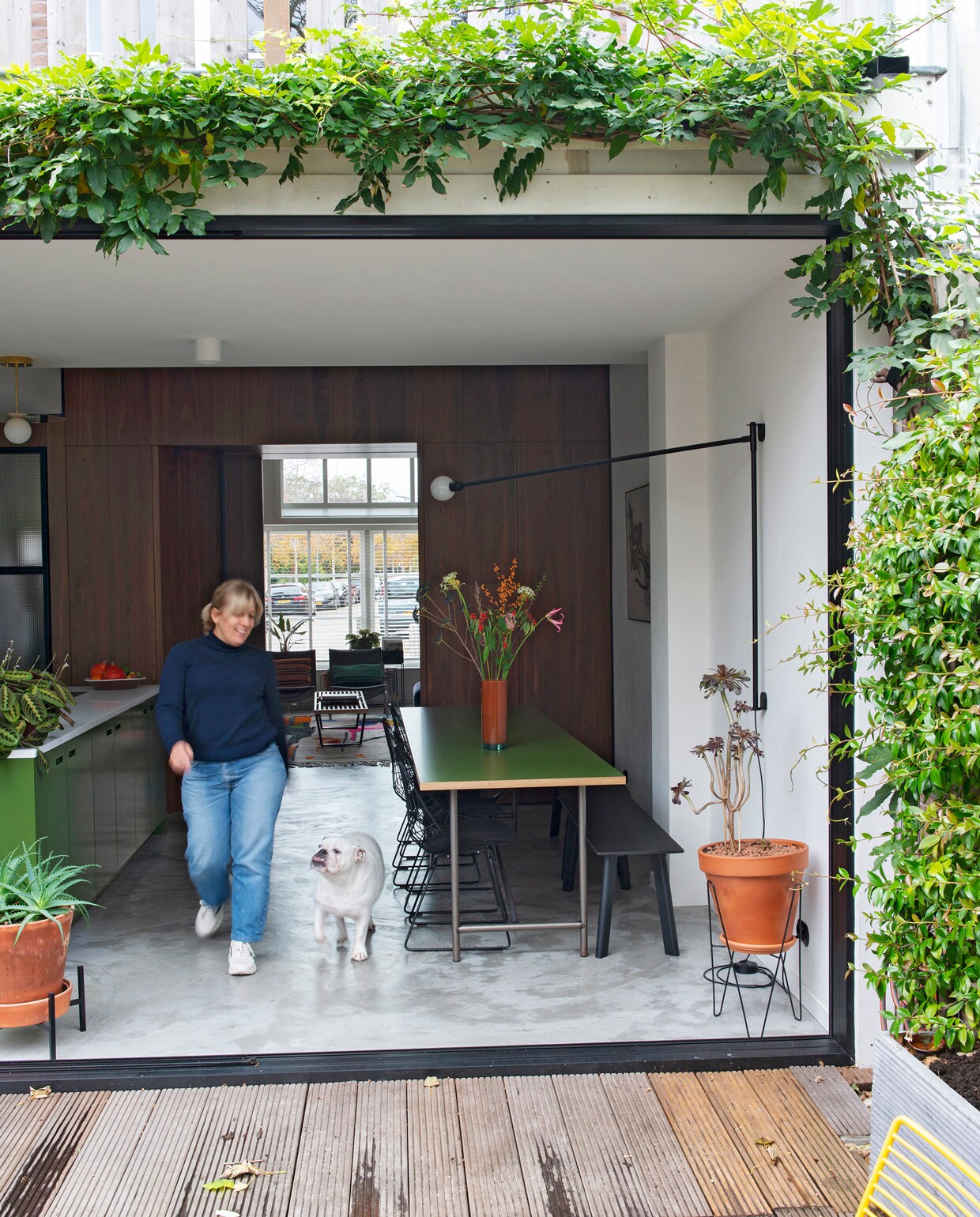 De schuifpui kan helemaal open. Dankzij de vlonders loopt het huis over de hele breedte over in de tuin. vtwonen 09-2021 | styling JESKE WEEL | fotografie CAROLINE COEHORST | tekst CHRIS MUYRES