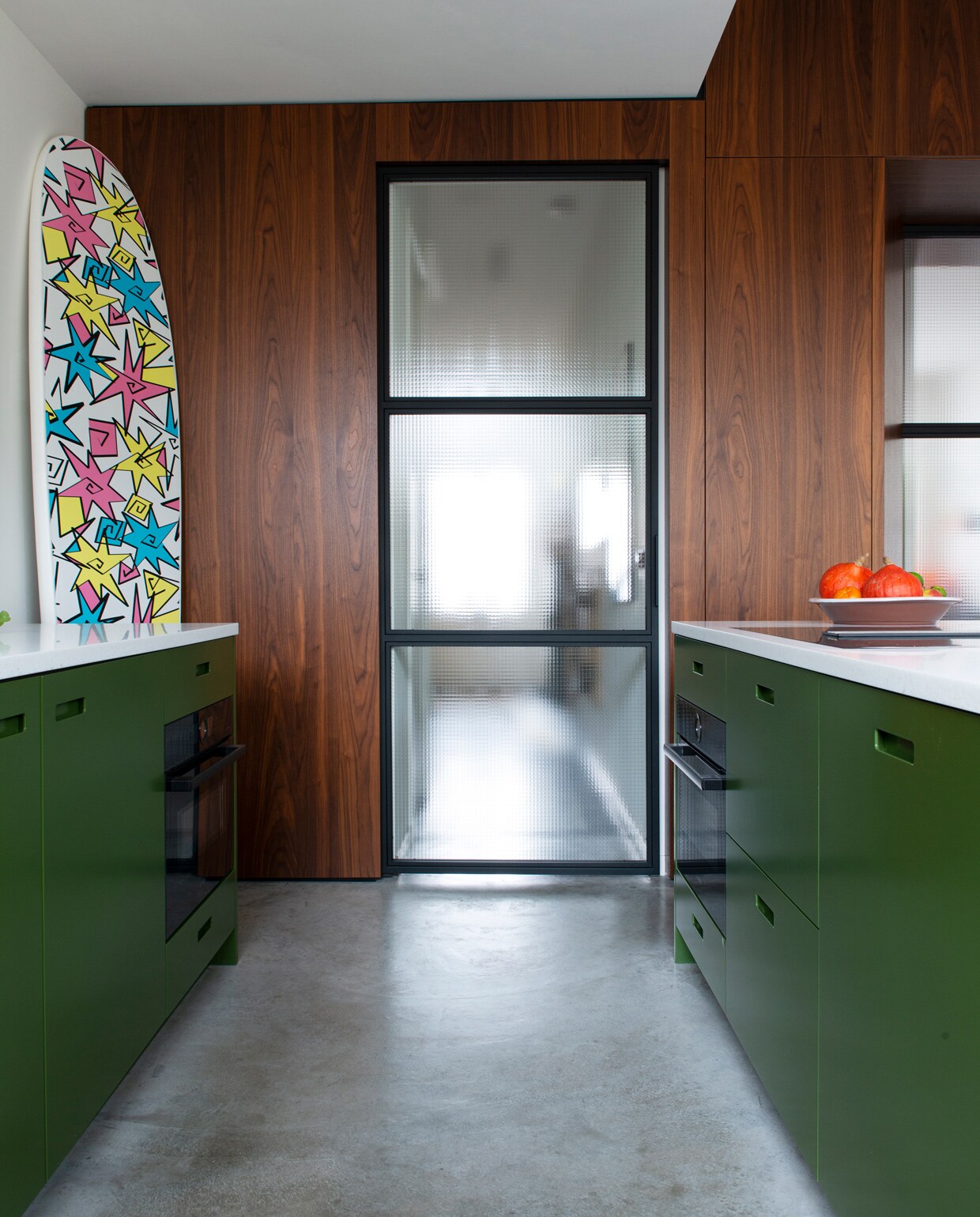 Suitestel en keuken op maat gemaakt door Houtwerk, keukenblad Hi-Macs, fruitschaal Hay. vtwonen 09-2021 | styling JESKE WEEL | fotografie CAROLINE COEHORST | tekst CHRIS MUYRES
