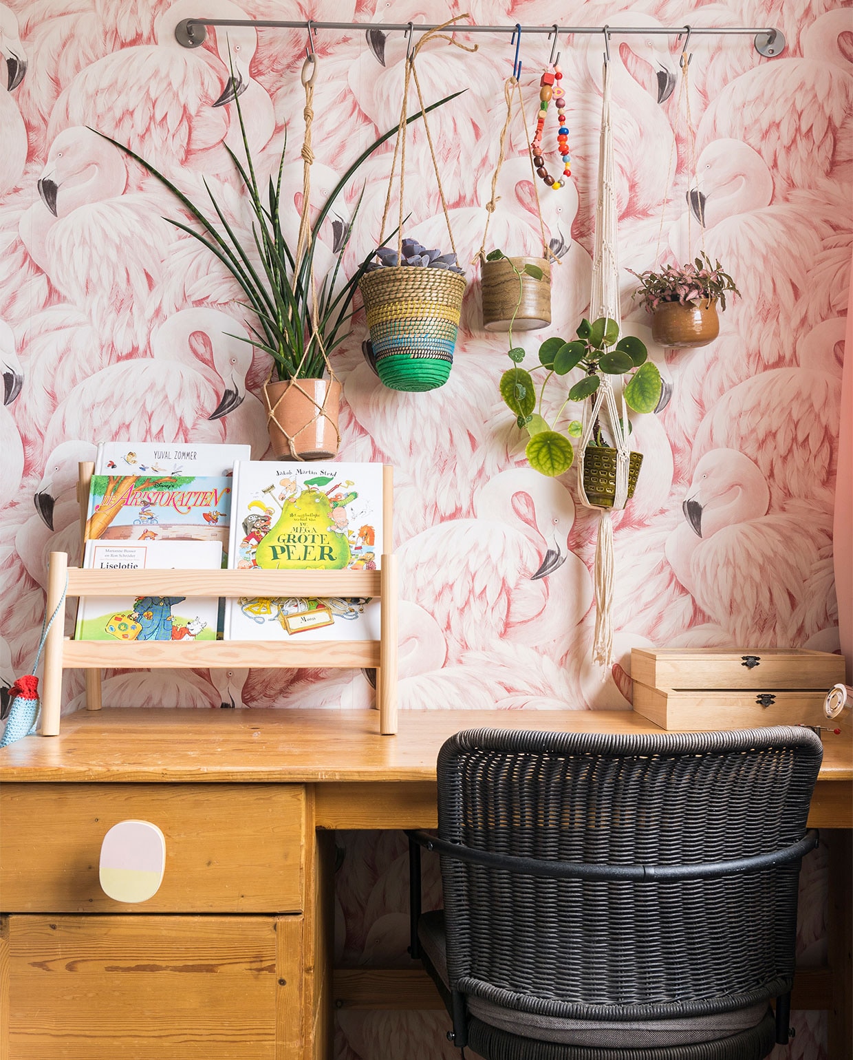 Flamingobehang Marit van Kwantum. Pannenrek Ikea. Bloempotjes kringloopwinkel en rommelmarkt. Boekenhouder Ikea. Bureau privébezit. Knoppen Tiger. Bureaustoel Ikea. vtwonen 07-2021 | fotografie Muk van Lil | tekst Monique Butter
