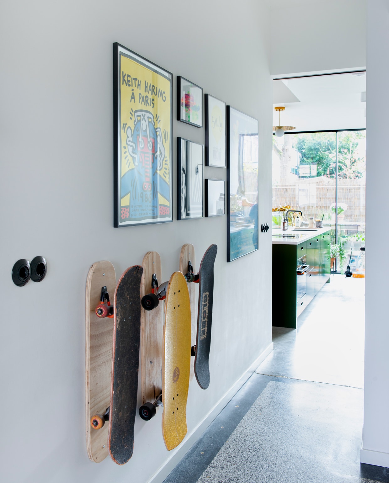De witte hal met skateboards van Annabelle en Martin vtwonen 09-2021 | styling Jeske Weel | fotografie Caroline Coehorst | tekst Chris Muyres
