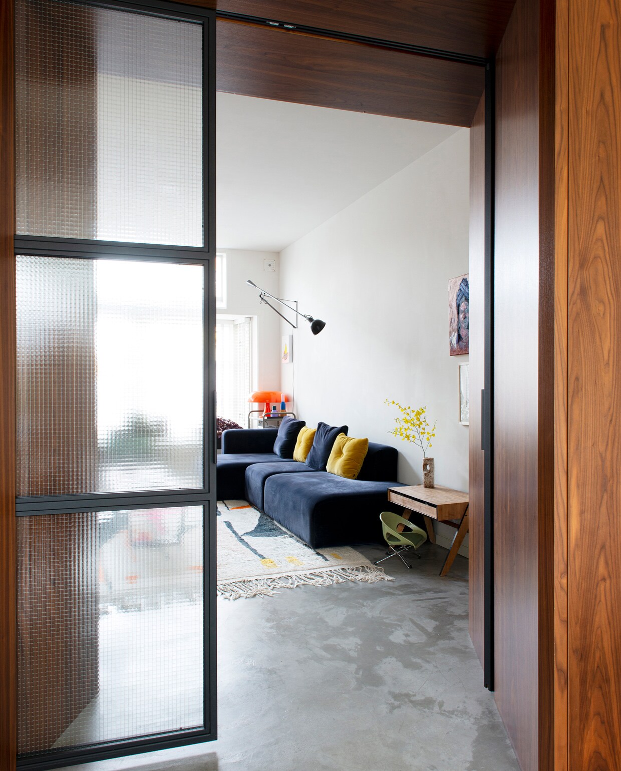 Bank Hay, hengellamp Flos. Jaren 70- kinderstoel van Cosco, meegenomen uit de VS. Bureau gekocht bij een winkel die niet meer bestaat, vaas vintage. vtwonen 09-2021 | styling Jeske Weel | fotografie Caroline Coehorst | tekst Chris Muyres
