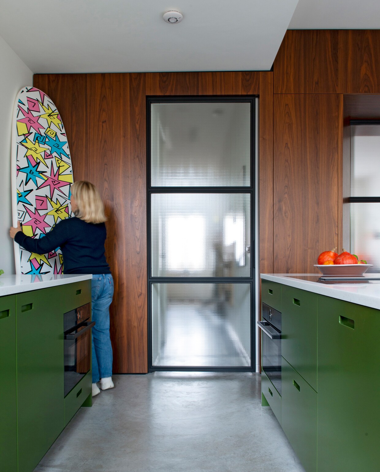En suite en keuken op maat gemaakt door Houtwerk, keukenblad Hi-Macs, fruitschaal Hay. vtwonen 09-2021 | styling Jeske Weel | fotografie Caroline Coehorst | tekst Chris Muyres