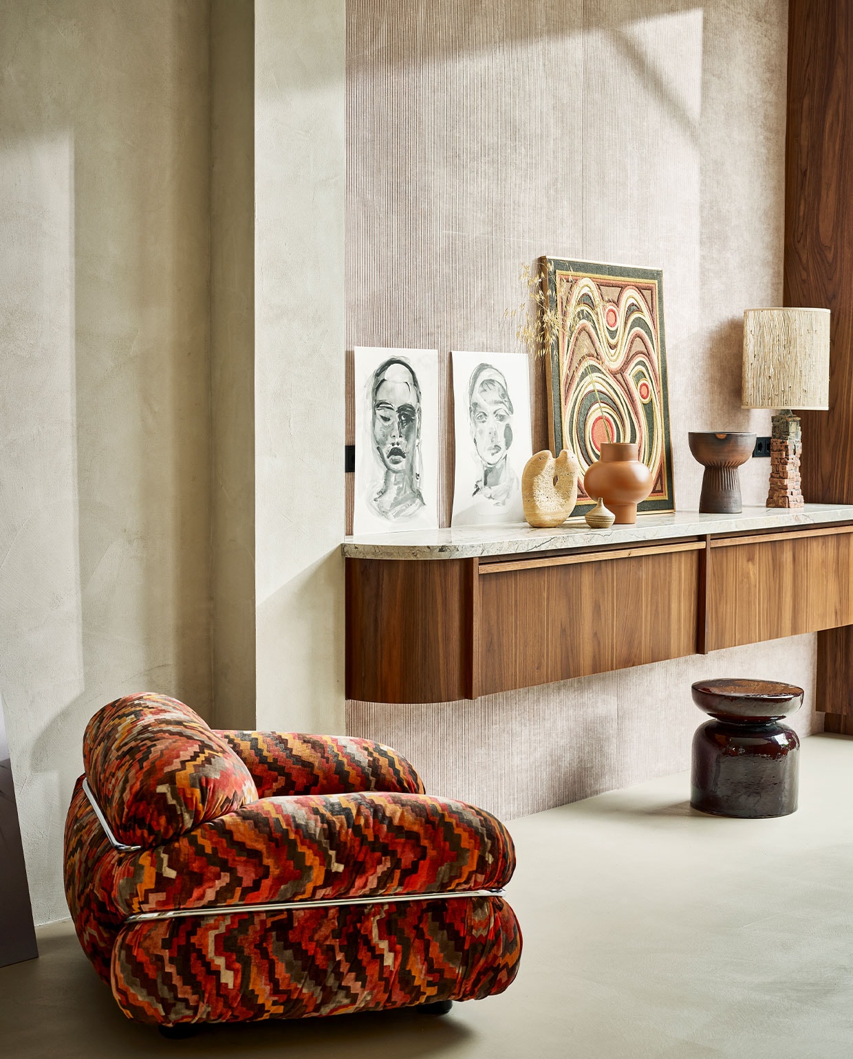 Fauteuil van Gianfranco Frattini voor Cassina (sitonvintage.com). Twee portretten door @anita_jollespaintings (byjanekate.com). Vintage schilderij van geborduurde stof, 69×89 cm, keramieken lamp met kap van Bernard Rooke, (vintagehoarder.com). Oranjerode vaas (couleurlocale.eu). Travertin beeld Natuurlijke Balans van Mirjam de Nijs, 27x20x8 cm (beeldenvansteen.nl). Rechterdeel van de muur bekleed met ribfluwelen wandbekleding Tinneroy Lush, 135 cm breed,(arte-international.com). Overig privébezit. Beeld: Styling Cleo Scheulderman | Fotografie Jeroen van der Spek | Assistentie Krystel Jane Robinson