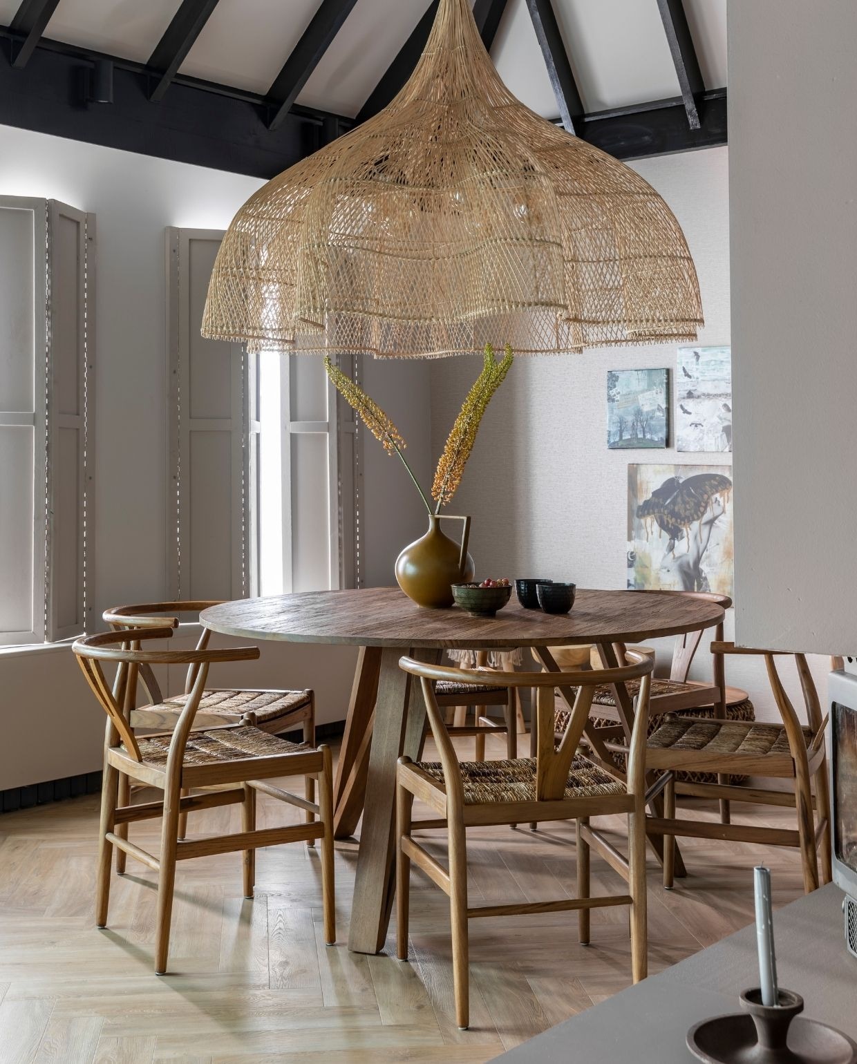 Kleur op de muren Flexa. Behang Artifact 312451 Eijffinger. Hanglamp The Whipped Bazar Bizar. Eettafel Artisan van dBodhi Eijerkamp. Eetkamerstoelen Twin van dBodhi Eijerkamp. Kan en schaaltjes van HKliving vtwonen. Salontafelset Knut dBodhi. Kruk Macrame Mica Decorations. Kruk Bikkel van Woood vtwonen. Kruk hout Bink vtwonen. Krukjes met konijn oren van Duverger vtwonen. Etui vtwonen. Wandrolhouder met papier vtwonen. Overig privébezit. Aflevering 2 seizoen 15 | Styling Frans Uyterlinde, fotografie Margriet Hoekstra