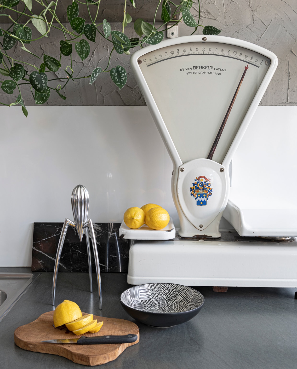 Weegschaal rommelmarkt, koffiezetapparaat Icona van Delonghi, kopje Il Coccio, marmeren plank Stoned, houten plank Xenos, zeeppompje Rituals. Plantenpot Intratuin. vtwonen 09-2021 | styling Sharon Roest | fotografie Caroline Martinot | tekst Sara Madou