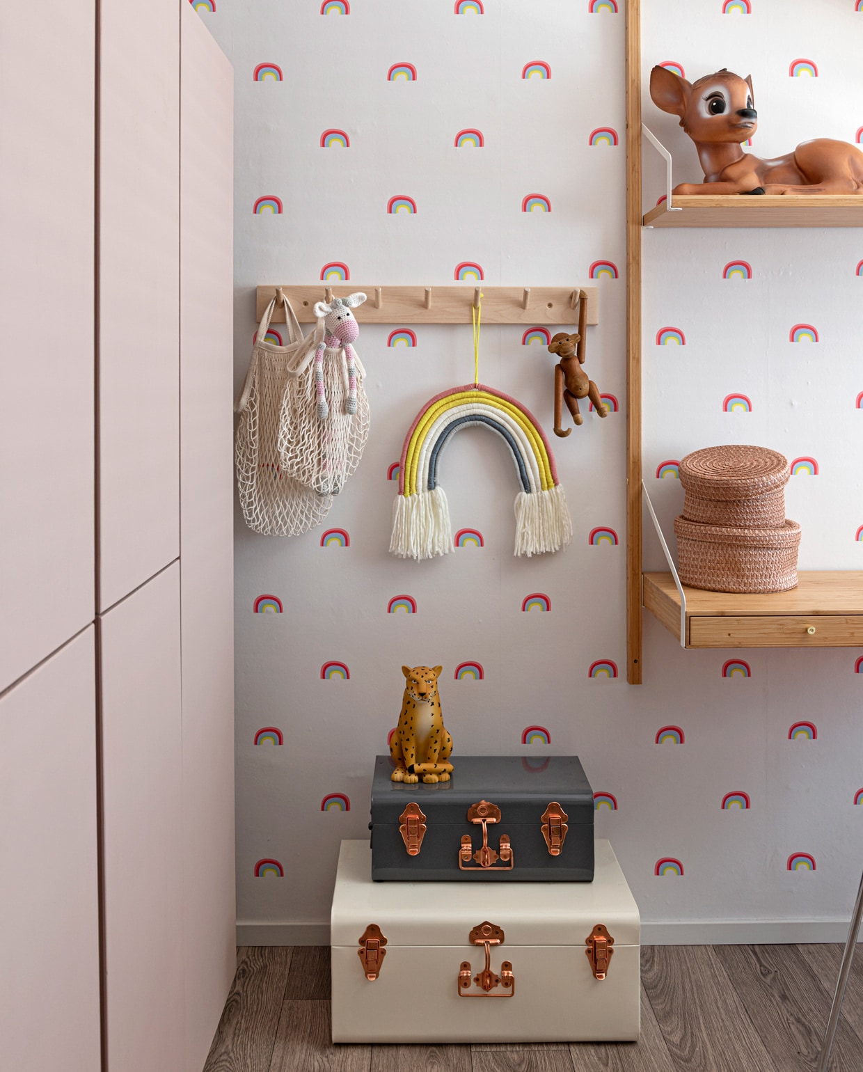 Kisten House Doctor, spaarpot Leopard van The Zoo via Loods 5. Regenboogfiguur, behang en bakjes op plank Kwantum. Kapstok Mevrouw Aardbei. Wandmeubel Svalnäs Ikea, nachtlamp via Marktplaats. Items aan de kapstok Ikea, Kwantum, Marktplaats. vtwonen 09-2021 | styling Sharon Roest | fotografie Caroline Martinot | tekst Sara Madou