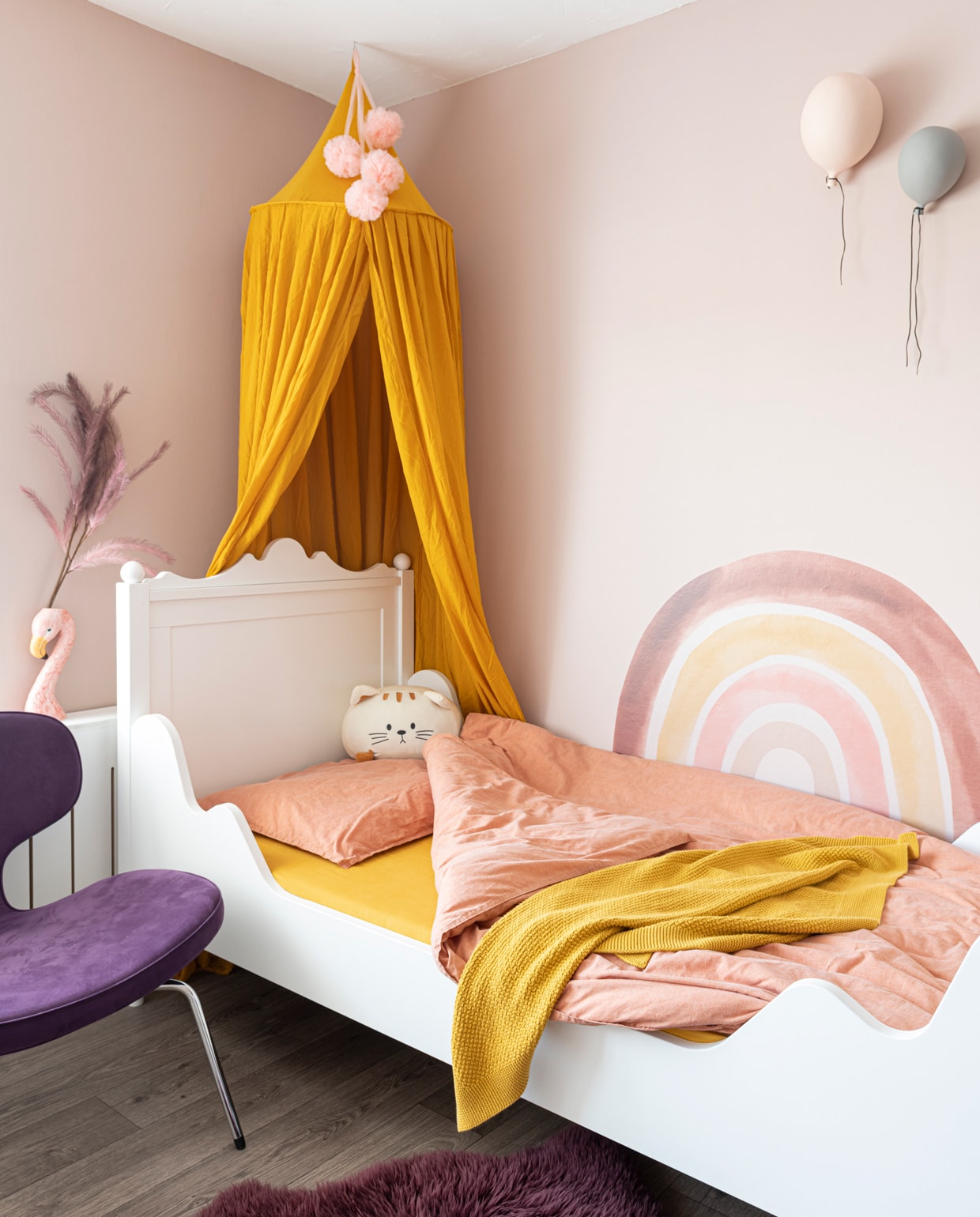 Muur bleekroze Karwei. Vloer en beddengoed Leen Bakker. Bed Bopita. Kussen Loods 5, flamingo en vloerkleed Kwantum. Stoel Libel van Artifort via Marktplaats. Ballonlamp Byon Mevrouw Aardbei. Klamboe en sprei van Jollein via Babydump. vtwonen 09-2021 | styling Sharon Roest | fotografie Caroline Martinot | tekst Sara Madou