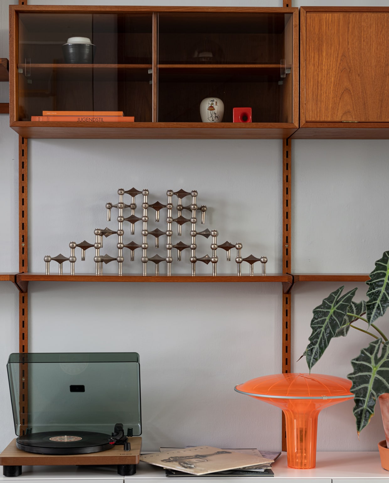 Wandmeubel Kai Kristiansen, kandelaren Nagel. vtwonen 09-2021 | styling Sharon Roest | fotografie Caroline Martinot | tekst Sara Madou