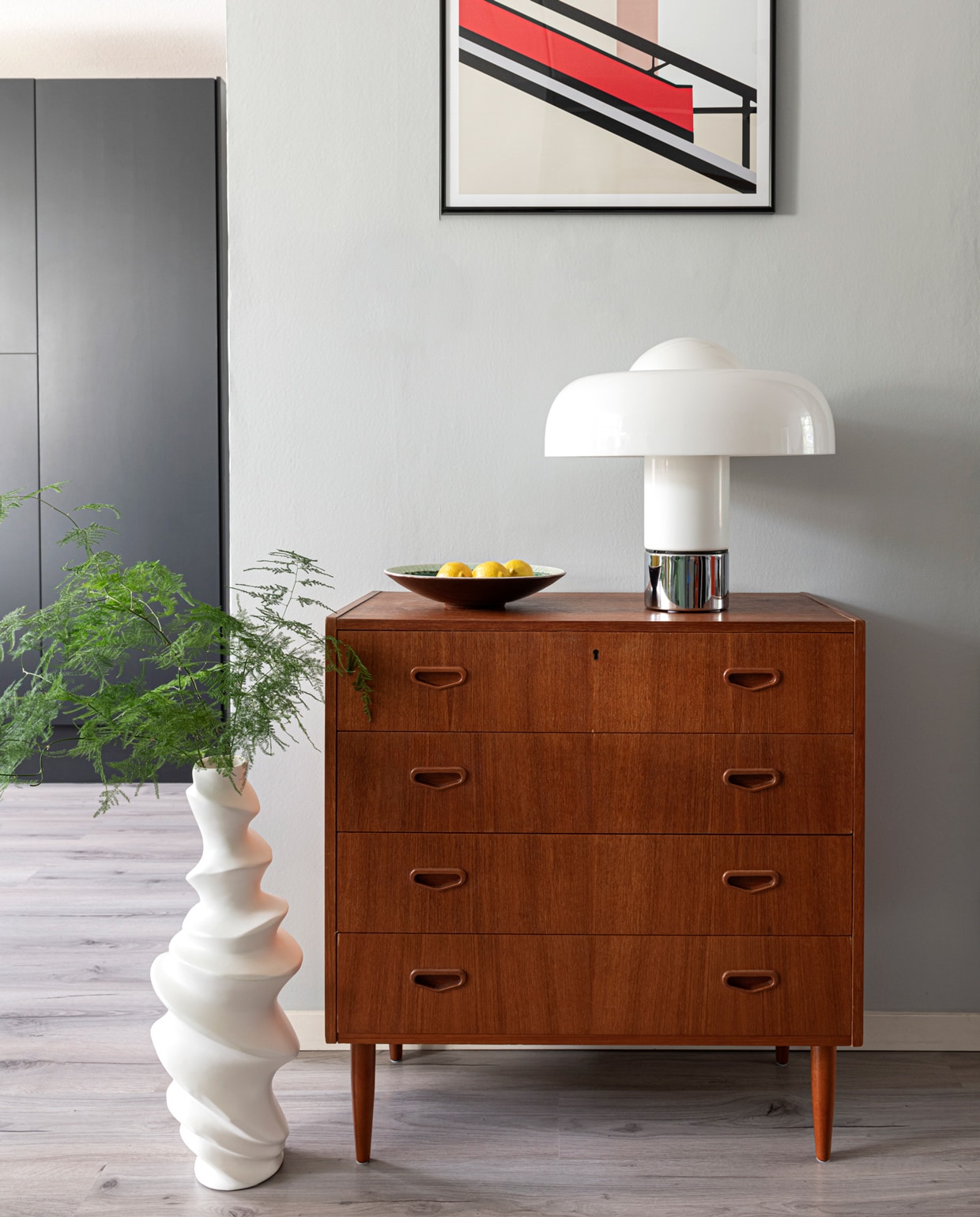 Lamp Brumbry Guzinni en kastje via Marktplaats. Schaal West Germany rommelmarkt, vaas vanbob.nl. Lijsten Yourdecoration, poster pstr.studio. vtwonen 09-2021 | styling Sharon Roest | fotografie Caroline Martinot | tekst Sara Madou