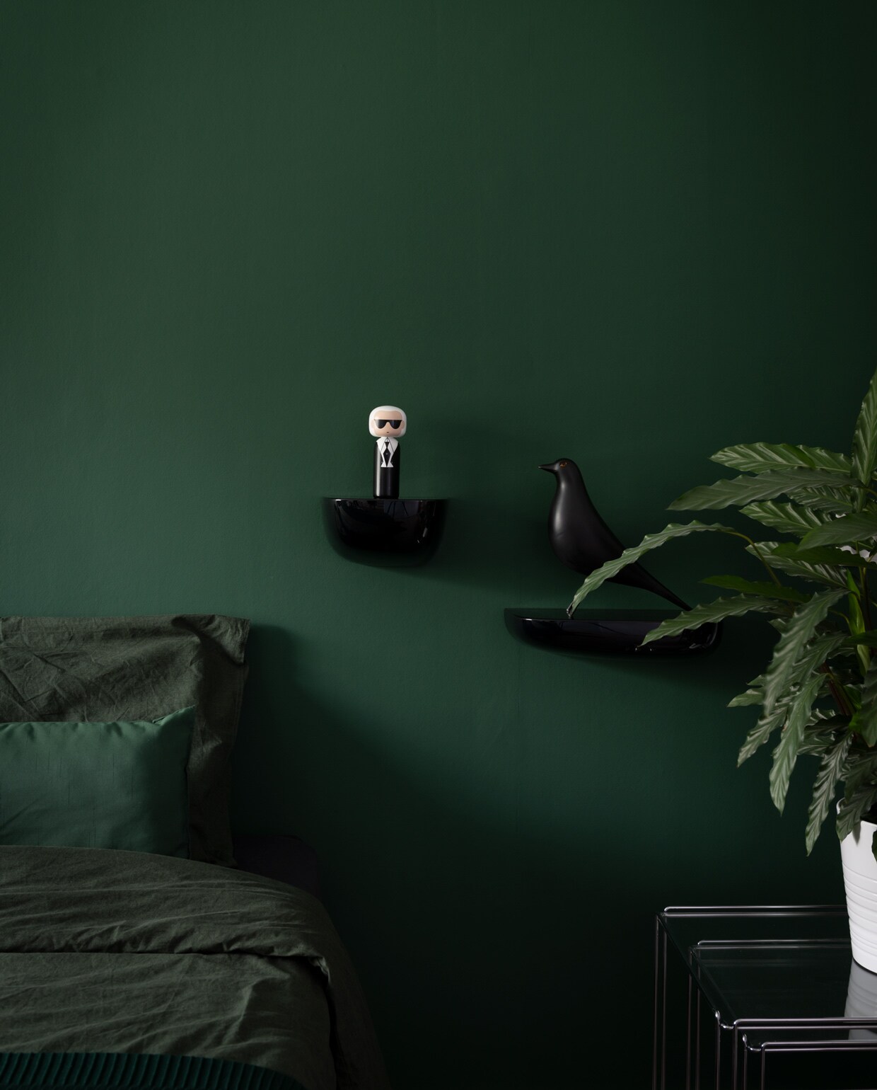Muur mengkleur donkergroen Karwei. Bed Woonexpress, beddengoed Damai. Kussens Ikea en Loods 5. vtwonen 09-2021 | styling Sharon Roest | fotografie Caroline Martinot | tekst Sara Madou