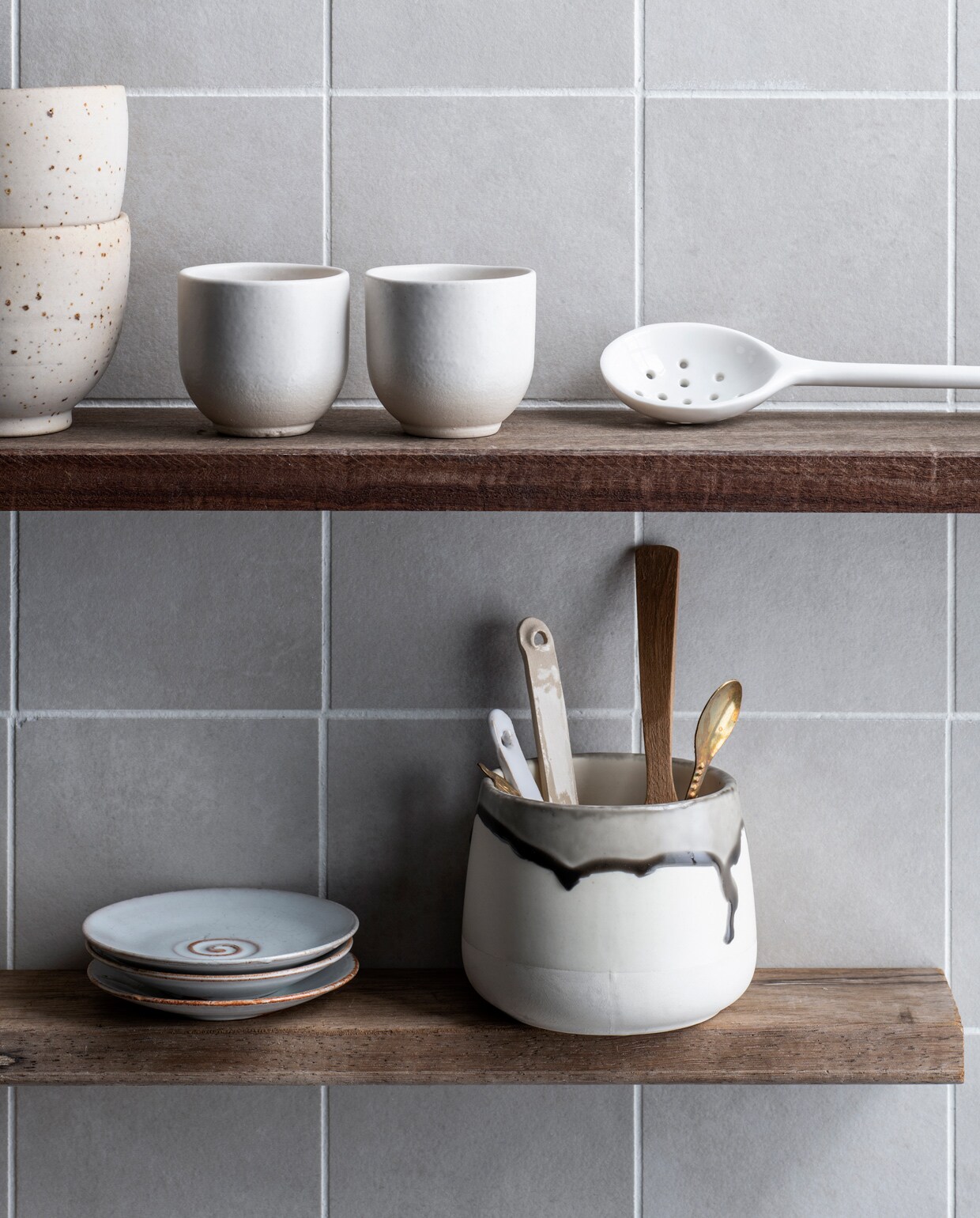 Gespikkelde mokken € 19,50 (studiobloei.nl). Keramieken zeef vanaf € 12,-, lepeltjes vanaf € 7,95 (boet-stijl.nl). Kom Hasami € 12,- (thefinestore.com). Overig privébezit. vtwonen 10-2021 | styling myla griese | Fotografie louis lemaire