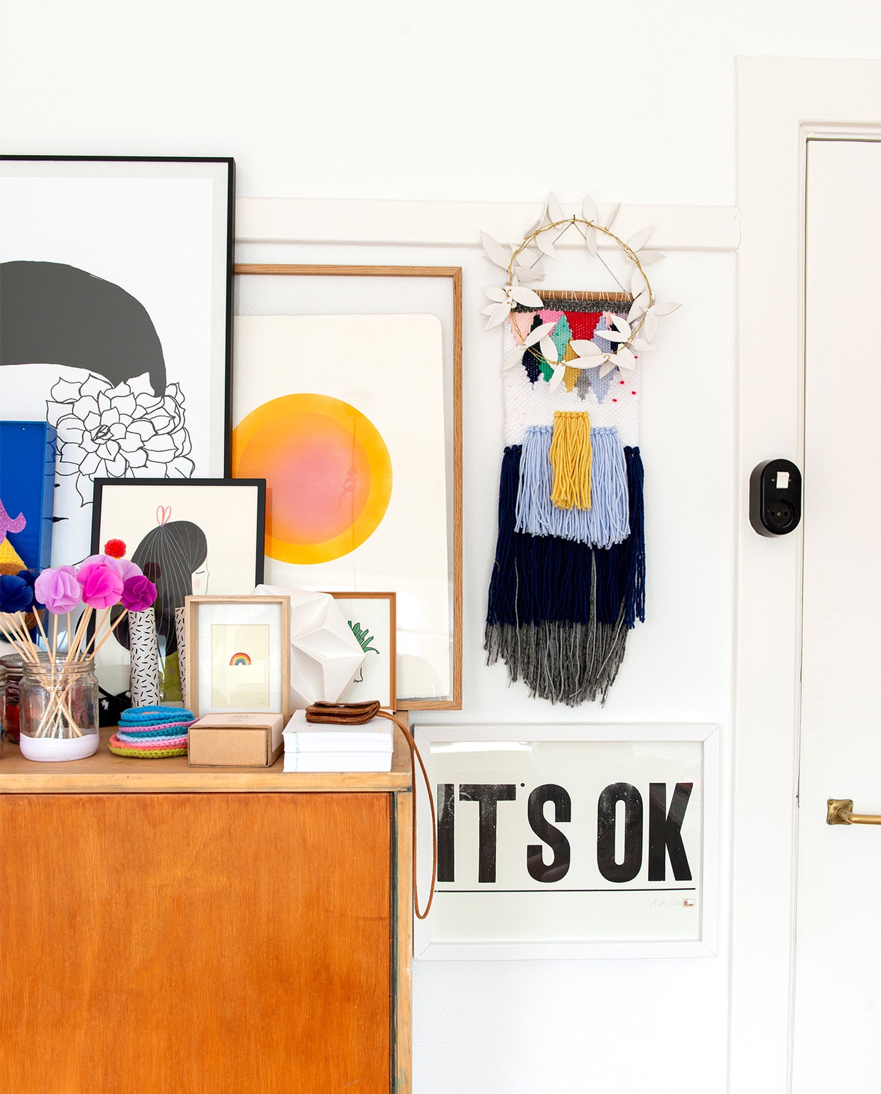 Kunstwerken van Pax and Hart, Anne Nowak, Kate Eliza, Marta Abad Blay, Hiyoko Imai via Stokstaart, Snowpuppe, La Farme (Anne Olde Kalter). vtwonen 07-2021 | styling Jeske Weel | fotografie Caroline Coehorst