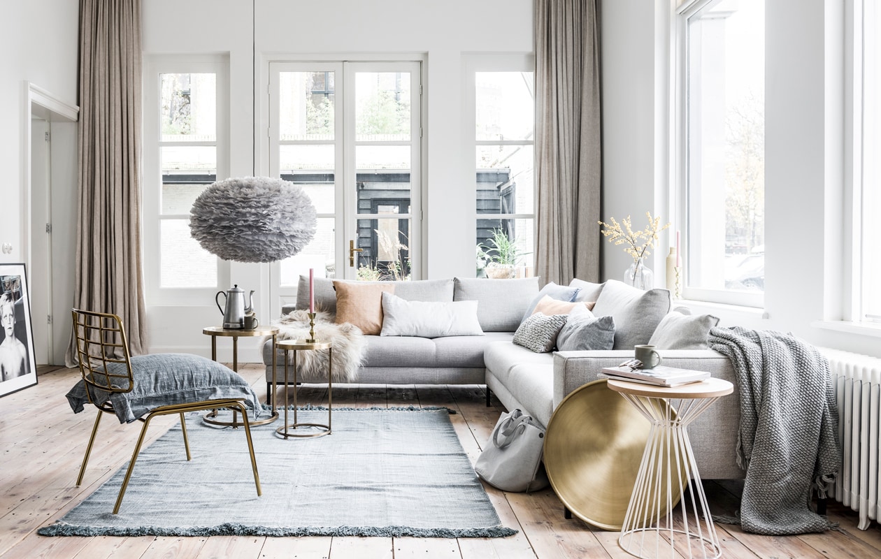 Lichte woonkamer met grijs en wittinten vtwonen 03-2017 | styling Moniek Visser, fotografie Sjoerd Eickmans | woonkamer