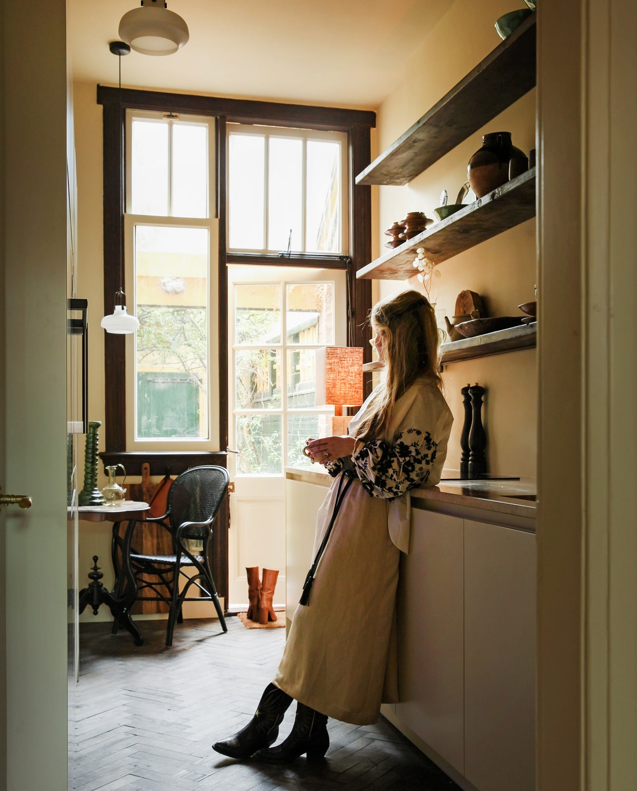 Op maat gemaakte keuken Fred Constant. Glaswerk en keramiek van onder andere Brecht Murré Atelier, kringloopwinkels en Household Hardware. vtwonen 09-2021 | Styling Liza Wassenaar | Fotografie Irisdorine | Tekst Jack Meijers