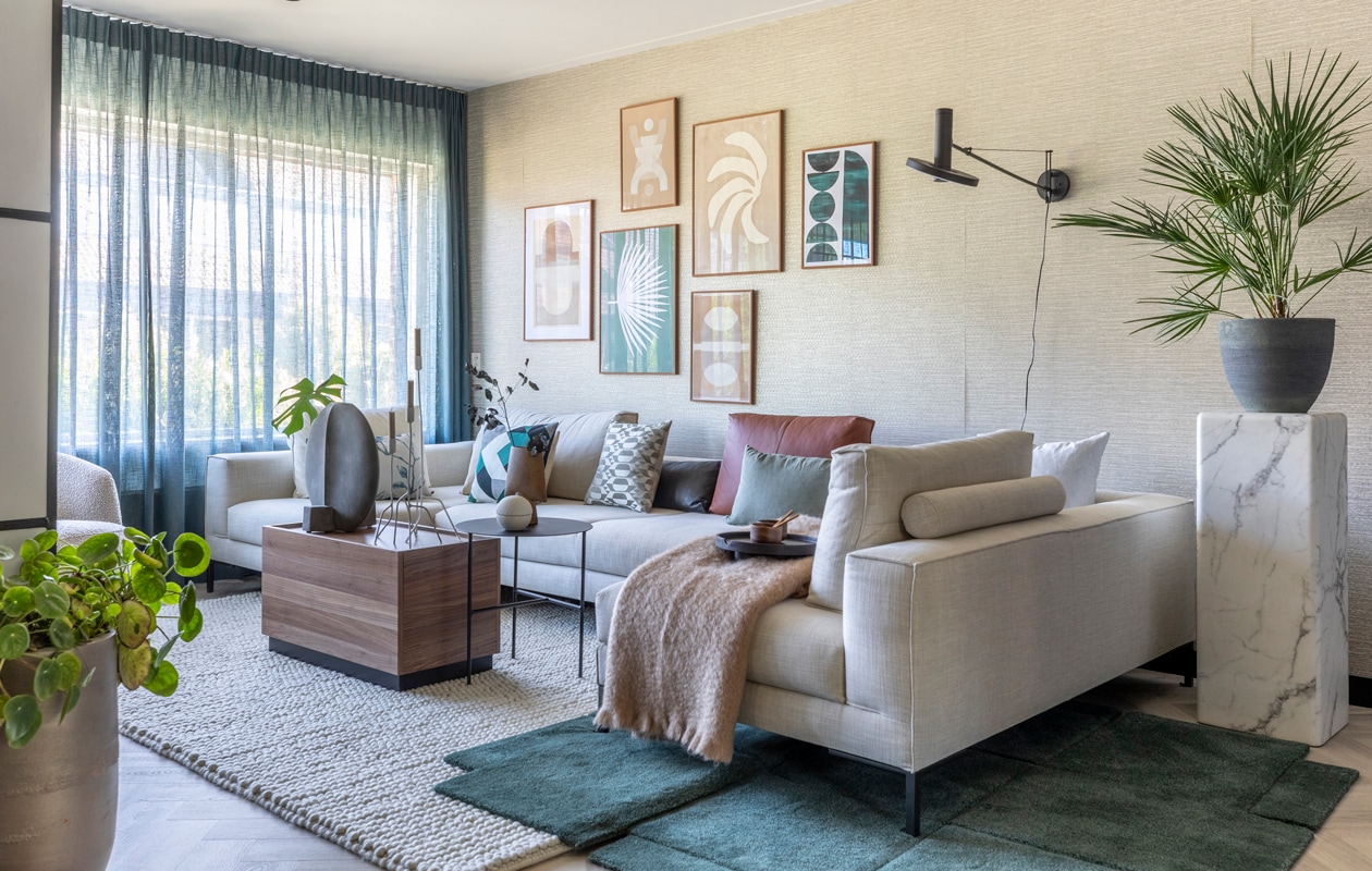 Flexa Creations muurverf en lak op kozijnen F7.04.77 (flexa.nl). Behang Siroc 376040, per rol € 53,95, gordijnen Enif 7896-11, per meter € 44,95 (eijffinger.com). Kunst gemaakt door Esther en Marijn, per stuk vanaf € 99,- (enkelartstudio.com). Lijsten per stuk vanaf € 77,- (delijstenfabriek.nl). Elementenbank van Design on Stock in stof Senna prijs op aanvraag, rugkussens van Design on Stock, per stuk vanaf € 199,-, groen vloerkleed van Design House Stockholm € 1931,-, lamp Solid € 110,-, vulkussens van Claudi, per stuk vanaf € 6,95, kussenhoezen van Claudi vanaf € 52,95, grijze vaas van 101 Copenhagen € 130,-, bol van Nicolas Vahé € 33,75 (eijerkamp.nl). Vloerkleed Pebbles Ivory € 1700,- (cunera.nl). Plaid € 99,- (bymolle.com). Bijzettafel van vtwonen € 293,- (basiclabel.nl). Ronde bijzettafel € 219,99, kandelaars per stuk vanaf € 49,99 (kwilleminhuis.nl). Kaarsen per stuk € 0,95 (dille-kamille.nl). Bruine vaas € 50,-(101cph.com). Dienblad € 24,99 (hm.com). Koppen van Serax, per stuk € 12,40 (vtwonen.nl). Lepels per stuk € 5,50 (hkliving.nl). Bloemen, planten (waterdrinker.nl). vtwonen weer verliefd op je huis | styling Liza Wassenaar | fotografie Margriet Hoekstra