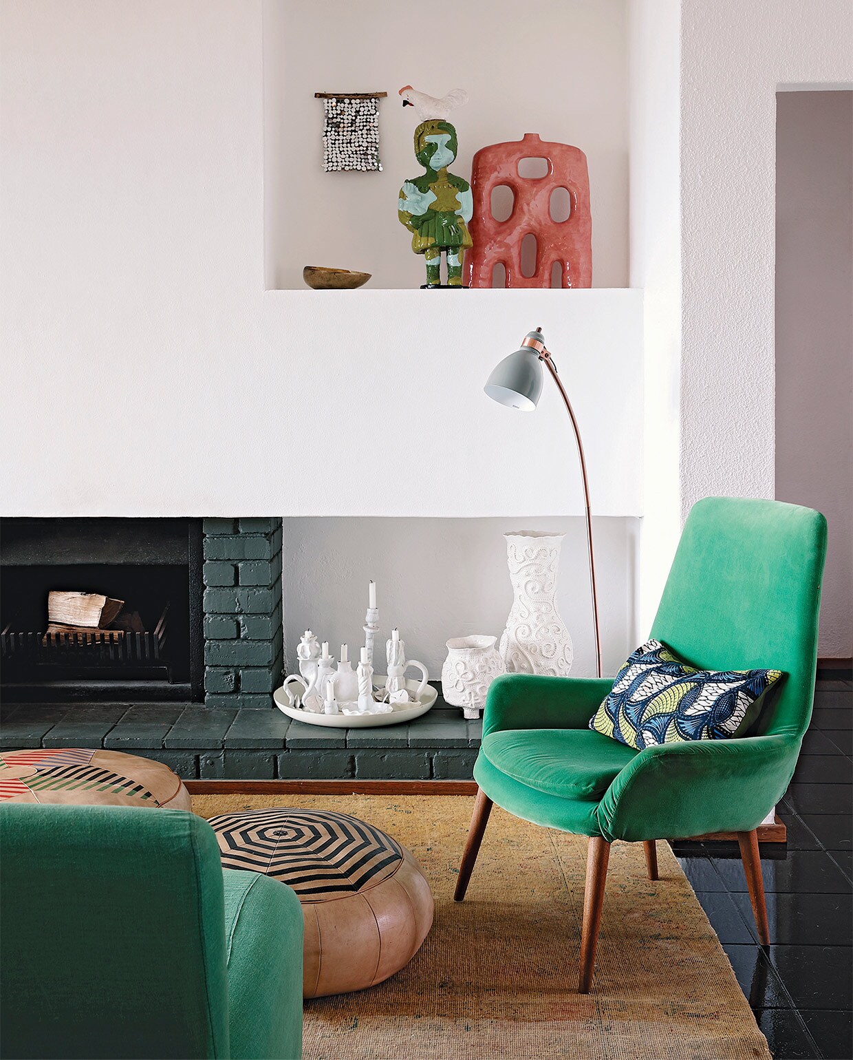 Vloerkleed Tirmah Interiors. Fauteuil erfstuk. Poefs Missibaba. Witte schaal met kandelaren her en der verzameld door Kerryn. Rood, keramieken kunstwerk Ben Orkin. Beeld meisje met haan Shirley Fintz. Schaaltje souvenir uit India. Overig onbekend. vtwonen special zomerhuizen 07-2021 | productie Luanne Toms/Frank feautures | fotografie Elsa Young