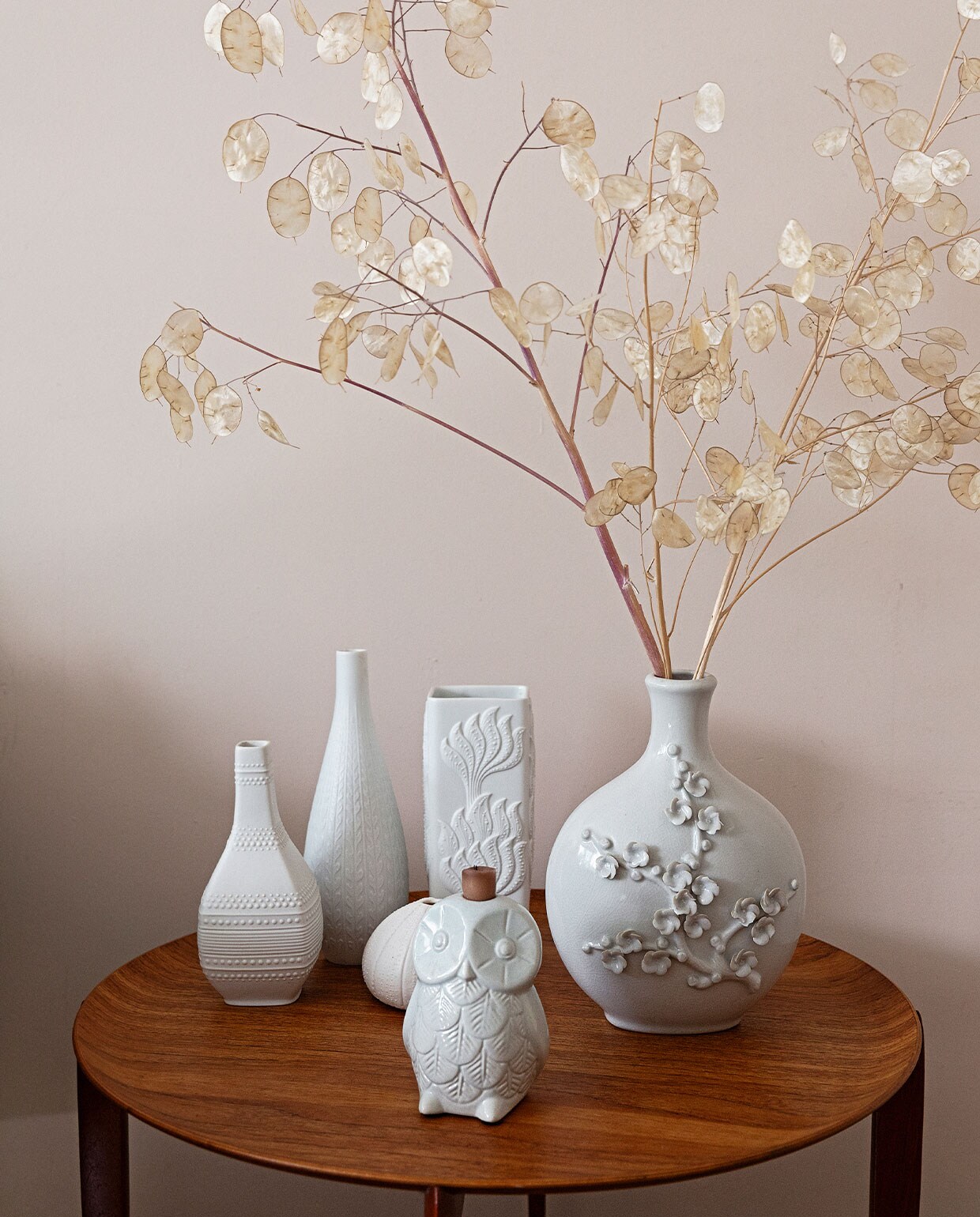 Ronde bijzettafel Histoire Magasin, witte vaasjes vintage vondsten en Pols Potten, tak gedroogde Tuinjudaspenning. vtwonen 09-2021 | fotografie Dana van Leeuwen | styling Ilona Jongepier | tekst Cathelijne van Wingerden