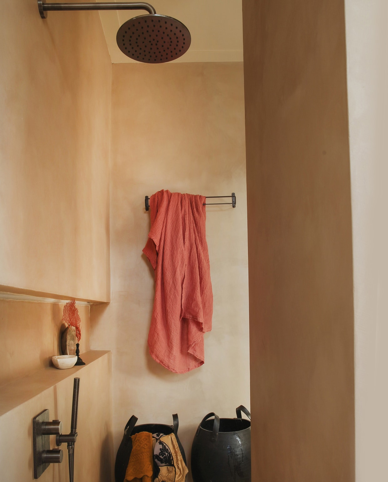 De aannemer bouwde een badkamer op maat: met douche en ligbad. Rubberen wasmanden Zara Home, wasmeubel Molitli Interieurmakers, waskom Tortu. vtwonen 09-2021 | styling Liza Wassenaar | fotografie Irisdorine
