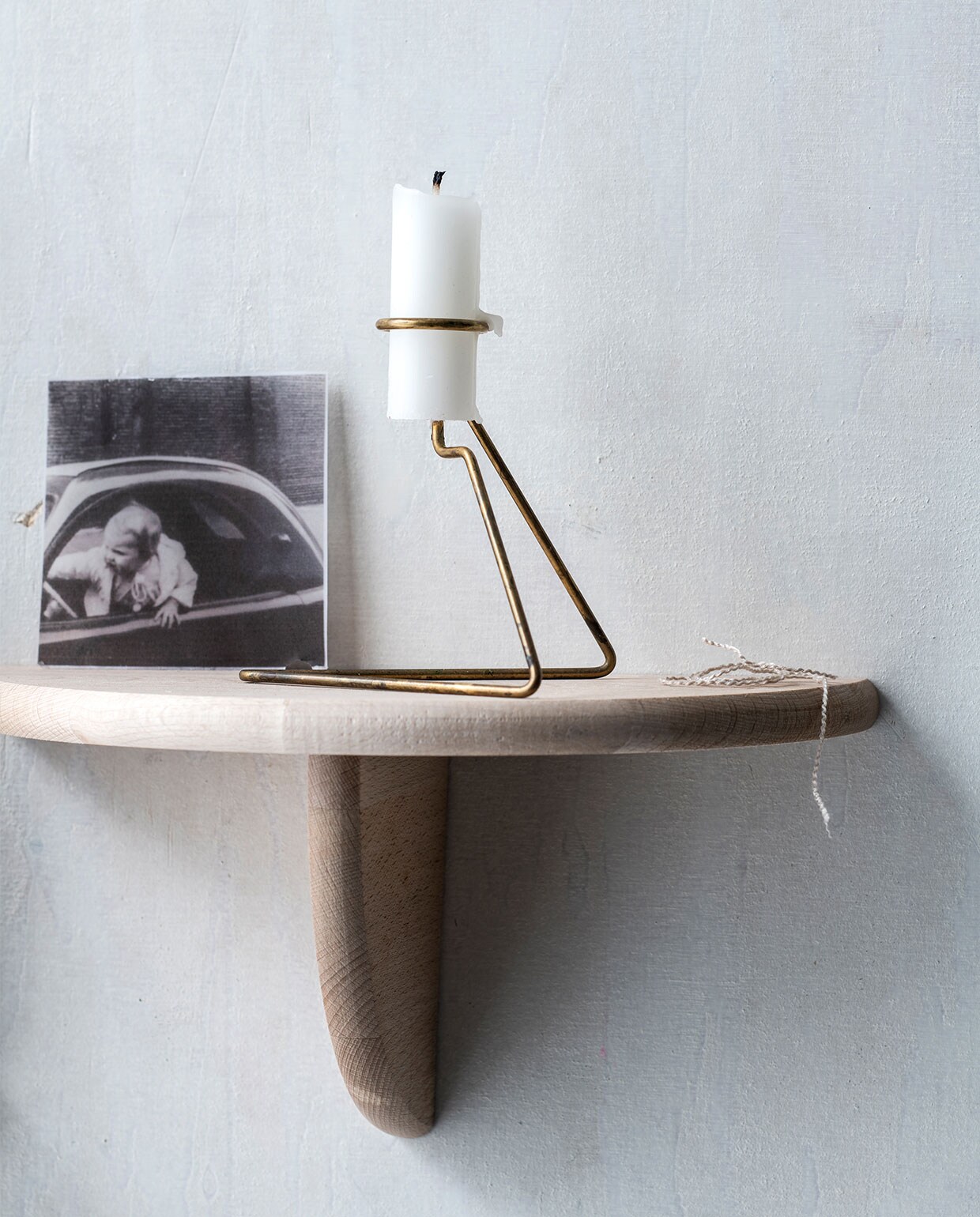 Messing kandelaar van Moebe € 19,95 (). Messing wandplank, 18x10x5 cm (bxdxh) € 45,- ). Borduurring, 7,5 cm (Ø) € 3,50 (com). vtwonen 11-2021 | styling Myla Griese | fotografie Louis Lemaire