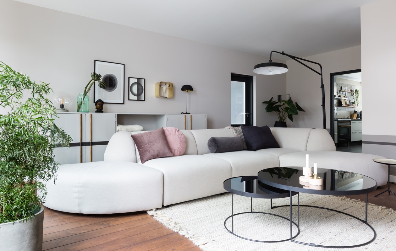 Muurverf Iets Veen, onder de streep 100% Veen, streep Vol Veen (flexa.nl). Kast achter de bank, prijs op aanvraag (com-anders.nl). Bank van HKliving, 380x95x74 cm (bxdxh) € 2980,-, bijzettafelset van Bodilson € 499,-, vloerkleed van Zuiver € 399,-, eetkamertafel, 90x180x75 cm (bxlxh) € 1599,-, eetkamerstoel € 183,-, gele eetkamerstoel € 129,-, groene eetkamerstoel € 129,-, gouden tafellamp € 144,95, zwarte vloerlamp € 599,- (eijerkamp.nl). Hanglamp € 687,-, zwarte lamp € 153,50 (polspotten.nl). Vaas van Pols Potten € 37,-, houten kandelaar € 25,95, kandelaar van Bloomingville € 24,-, plaid € 48,95, kussens divers, rond kussen van Madam Stoltz € 41,95, gouden wandkast € 73,-, plaid in de kast € 49,95, groene vaas € 45,-, vaas van Madam Stoltz € 24,25, kandelaar € 15,- (vtwonen.nl). Posters per stuk € 49,- (papercollective.com). Zwarte wandkastjes, per stuk € 19,95, lijsten per stuk vanaf € 5,99 (ikea.nl). Groene vaas € 158,- (klaaskuikenshop.nl). Grijs wandornament € 64,95 (housedoctor.dk). Overig privébezit. styling Fietje Bruijn, fotografie Barbara Kieboom\n\nvtwonen weer verliefd op je huis | seizoen 11 aflevering 8 | fotografie Barbara Kieboom | styling Fietje Bruijn | pillen en pluizen van de bank