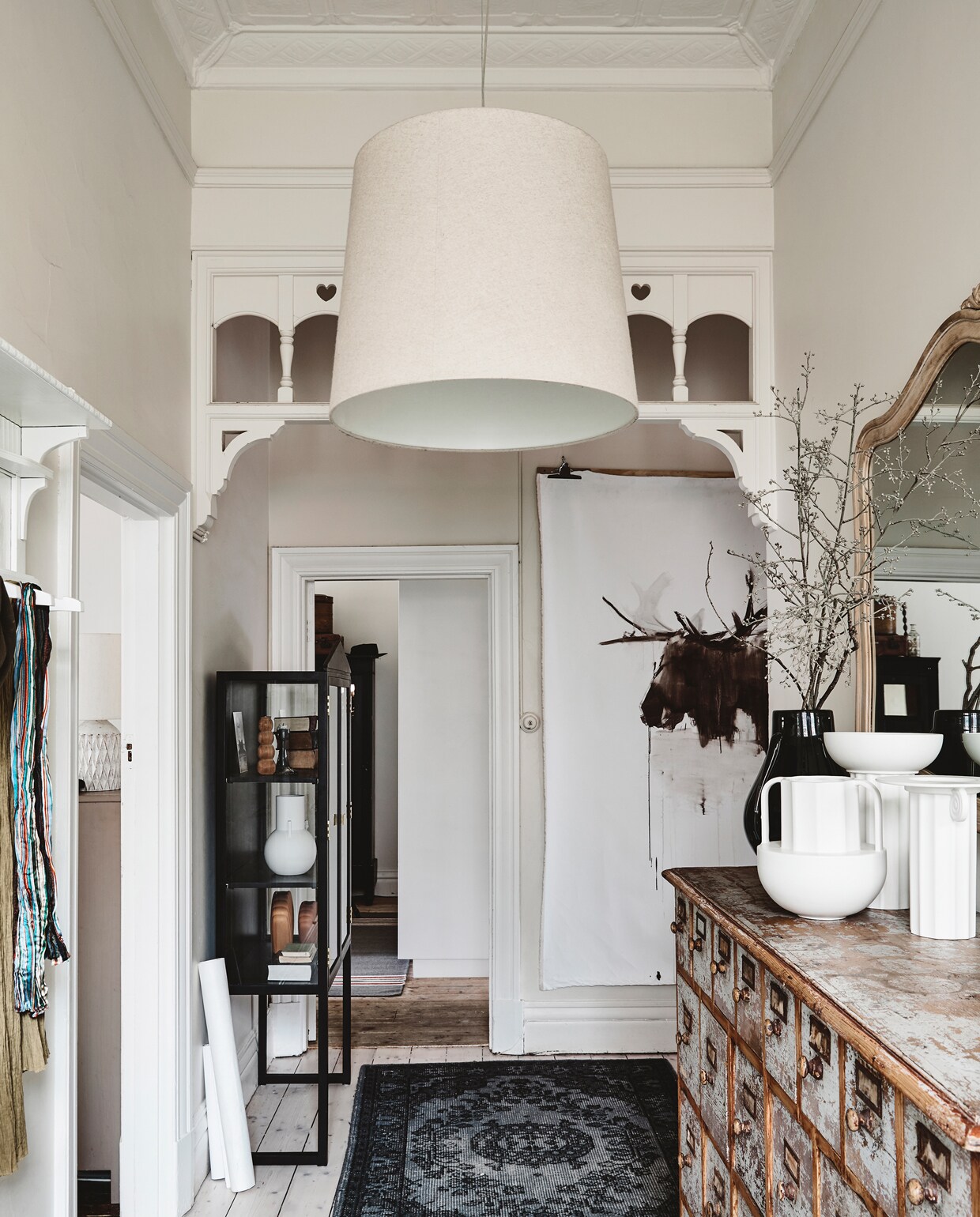 Kast van House of Orange, vazen van HK Living, vintage lamp jaren geleden meegenomen uit Amsterdam. fotografie Derek Swalwell | styling Rachel Vigor
