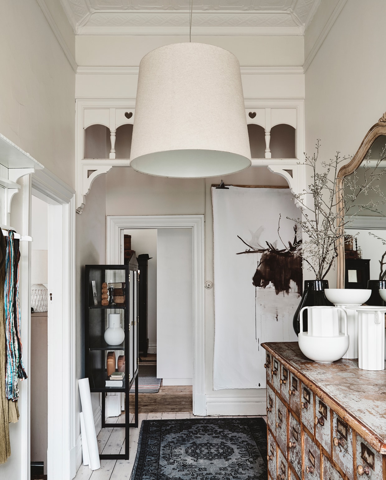 Kast van House of Orange, vazen van HK Living, vintage lamp jaren geleden meegenomen uit Amsterdam. fotografie Derek Swalwell | styling Rachel Vigor