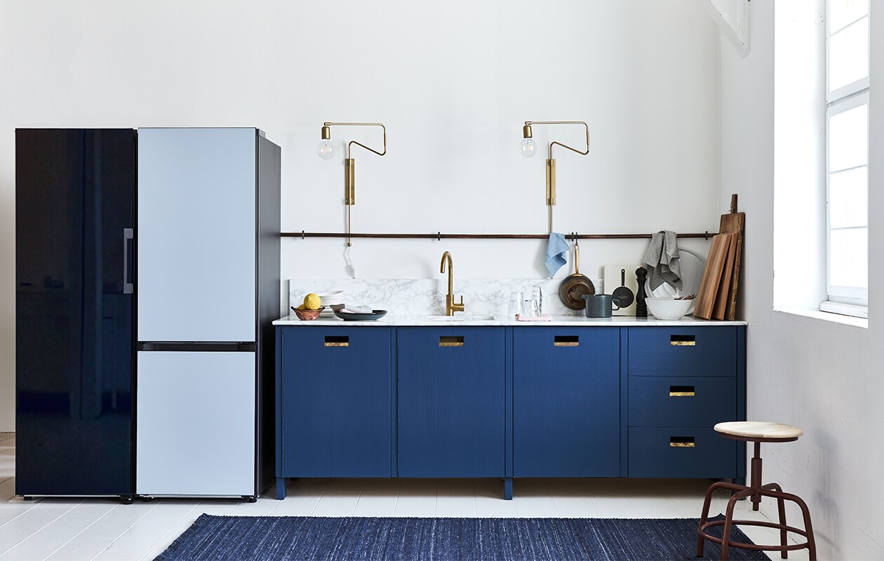 beeld vtwonen Samsung Bespoke koelkasten in een donkerblauwe keuken van vtwonen