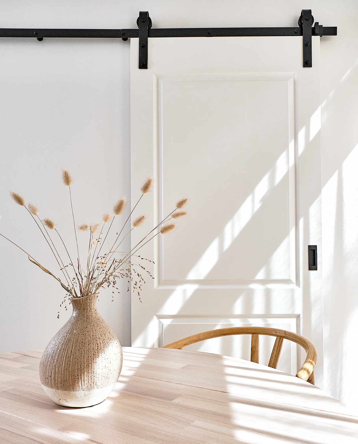 Tafel Woood. Vaasje Jysk vtwonen special tiny houses | Fotografie Roos Oosterbroek dRaw studio 24  | Tekst Sara Madou