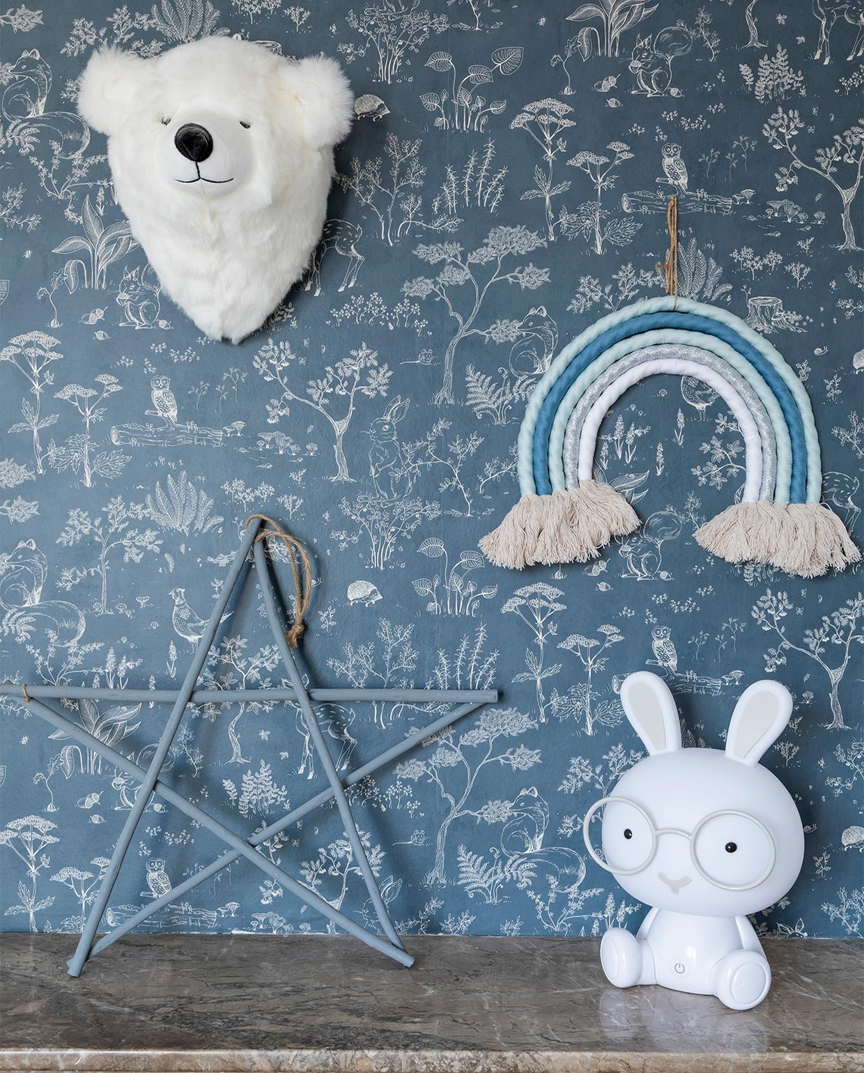 Behang Hollie in kleur dark blue Sandberg. Muurverf Paris 5 van Luxens. Regenboogdecoratie gemaakt door Ludivine. Berenkop H&amp;M Home. Overig onbekend vtwonen special zomerhuizen 07-2021 | Productie en tekst Anne-Catherine Scoffoni | Fotografie Pauline Legoff