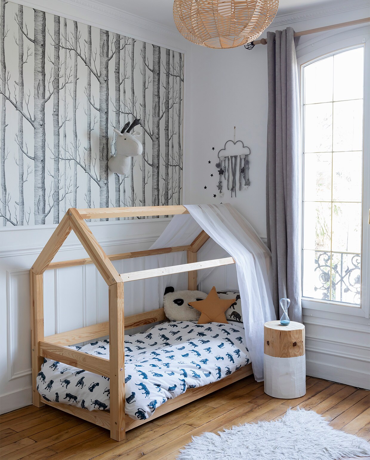 Bed via eBay. BehangWoods Cole &amp; Son.Plafondlamp Maisons duMonde. Nachtkastje zelfgeverfd. vtwonen special zomerhuizen 07-2021 | Productie en tekst Anne-Catherine Scoffoni | Fotografie Pauline Legoff