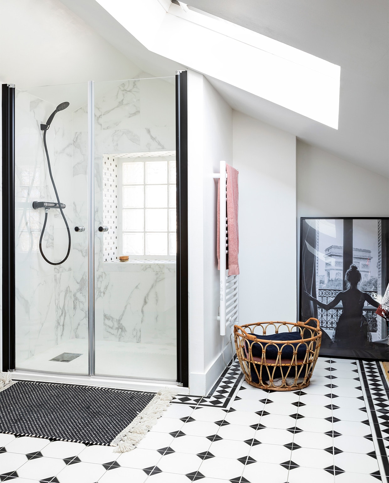 De stoffige zolder werd getransformeerd tot ouderslaapkamer met inloopbadkamer. Het marmer in de douche is van Leroy Merlin. Mand Ikea. vtwonen special zomerhuizen 07-2021 | Productie en tekst Anne-Catherine Scoffoni | Fotografie Pauline Legoff