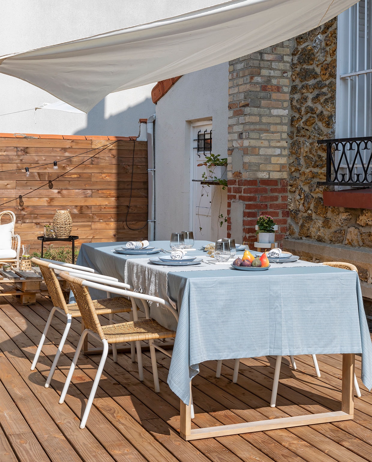 Tafel en stoelen Leroy Merlin. Tafelkleed Alinea. Borden Casa Shops. Glazen Maisons du Monde. vtwonen special zomerhuizen 07-2021 | Productie en tekst Anne-Catherine Scoffoni | Fotografie Pauline Legoff