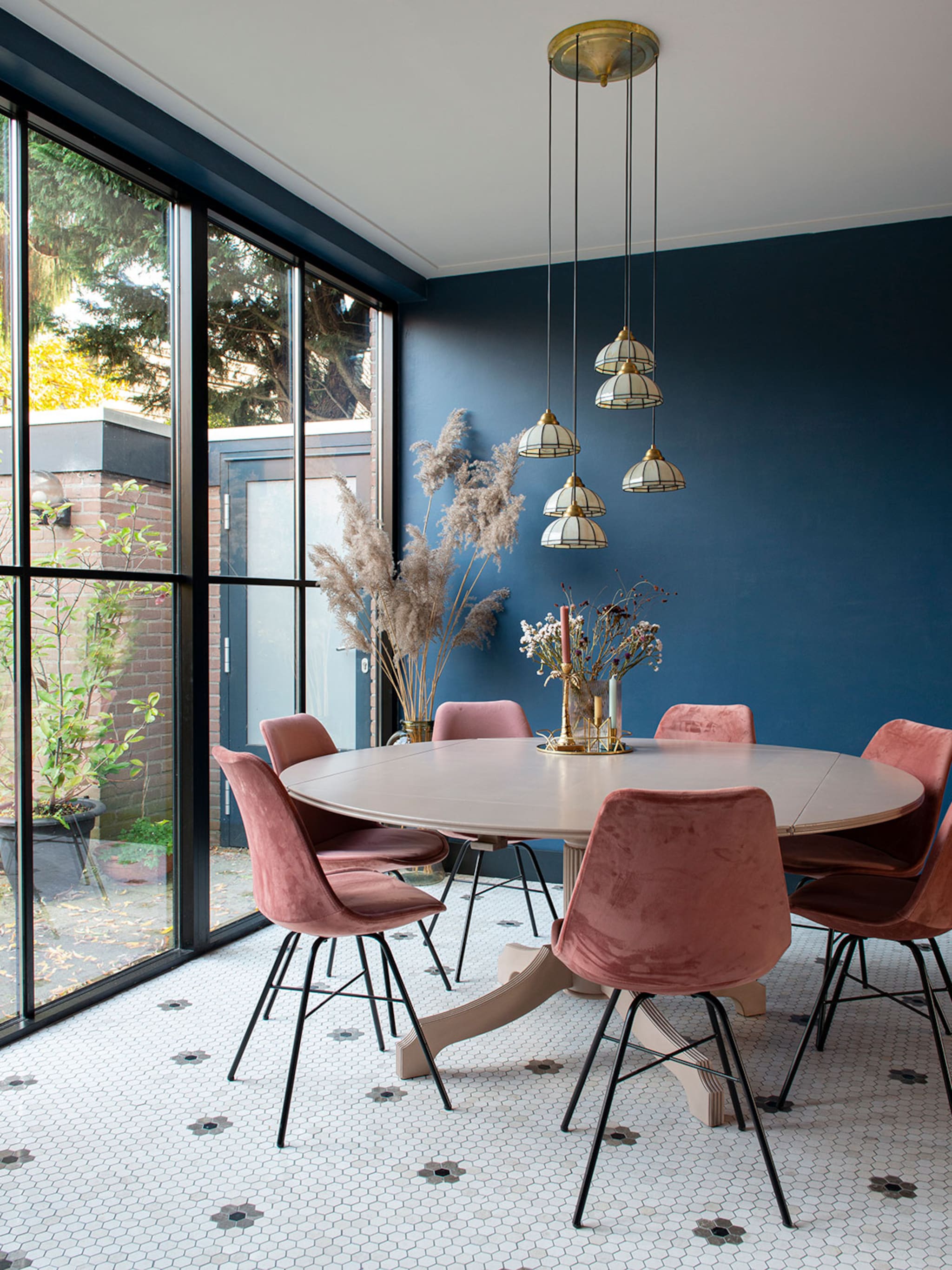 waarom je nu roze eetkamerstoelen wilt hebben