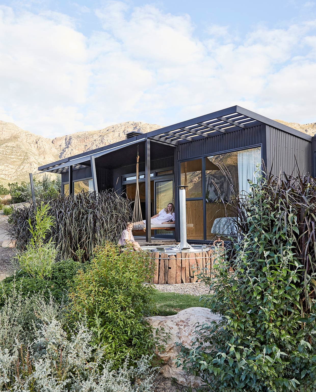 Deze cabin is een van de drie die aan vakantiegangers wordt verhuurd. Kim, die het interieurdesign deed, werkte hiervoor samen met architect Nikita van Zyl van ModH Design en het bedrijf Spaas, dat de drie Spaas Podular cabines bouwde. vtwonen binnenkijken special 171-2021 | styling Sven Alberding | fotografie Warren Heath/Bureaux