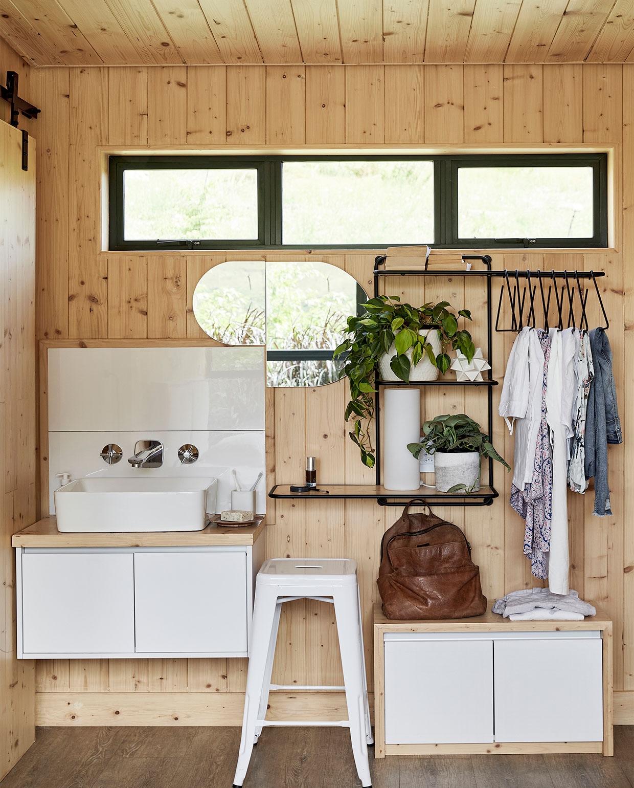 Vurenhouten en melamine kasten Oooh Inspired Interior Design. Zwart kledingrek Bespoke Design. Spiegel Native Decor. Witte kruk Chair Crazy. Overig onbekend. vtwonen binnenkijken special 171-2021 | styling Sven Alberding | fotografie Warren Heath/Bureaux